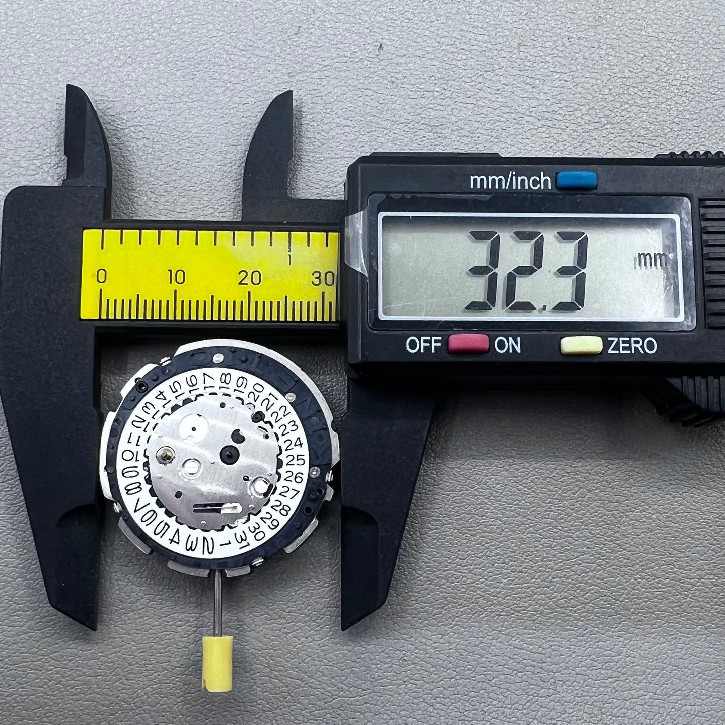 Seiko 7L22A quartz watch with white dial and date window at 3 o'clock, Japanese precision