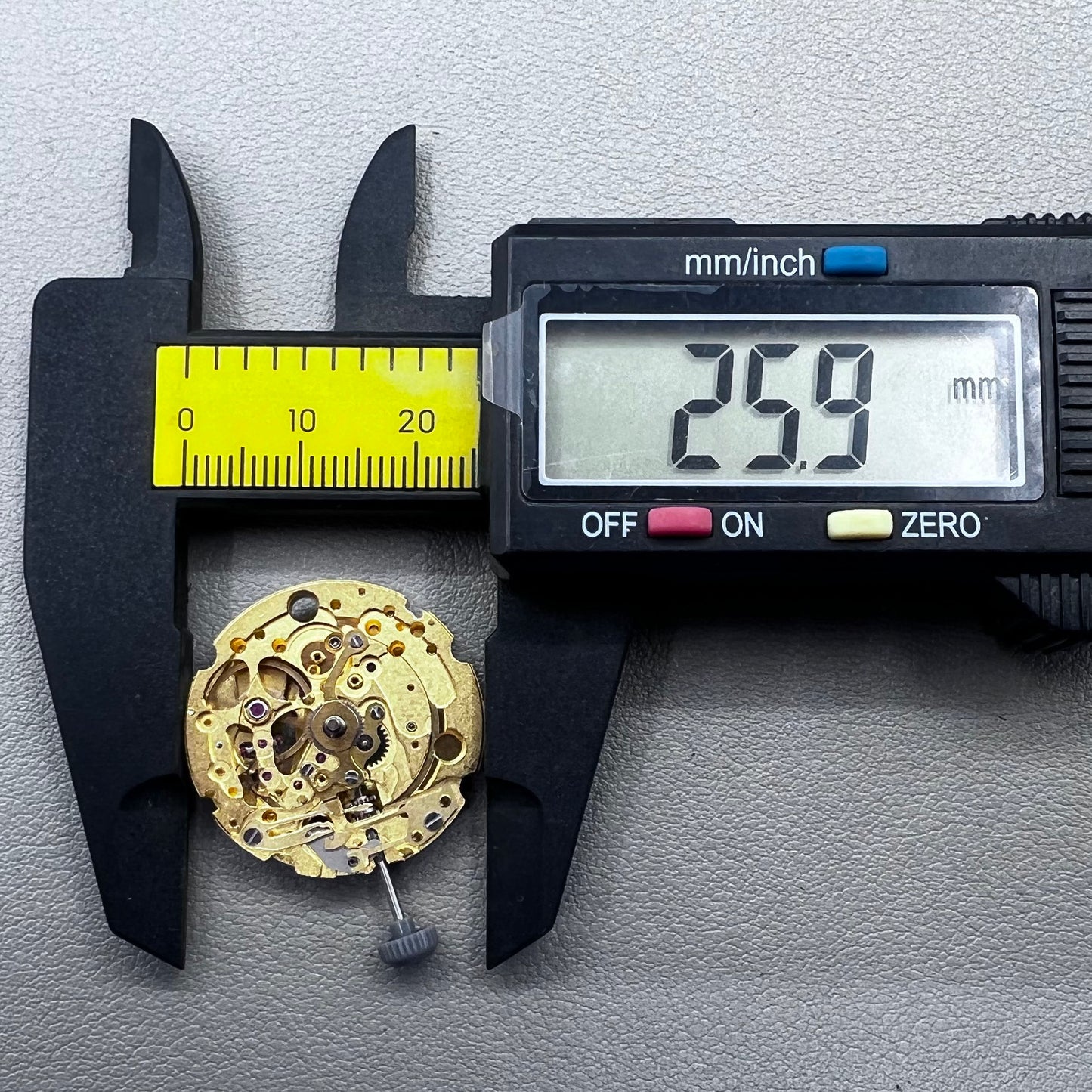 Japan Miyota 82S5 self-winding mechanical watch movement with 21 golden jewels, precision craftsmanship.