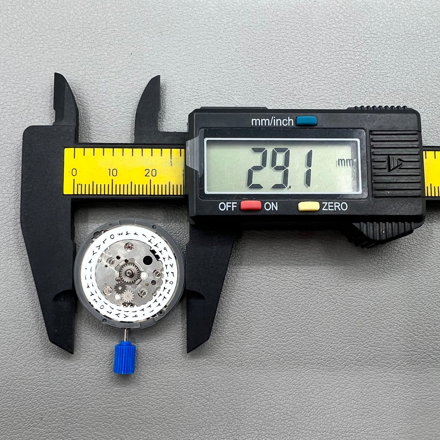 Seiko NH34 Automatisches mechanisches GMT-Uhrwerk mit Sekundenstopp und arabischem Datum bei 3 Uhr