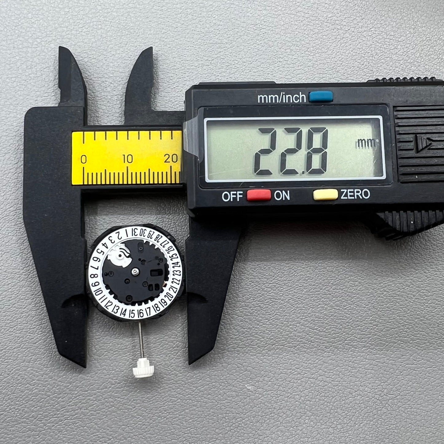 2 Stück Sunon PE46 Quarzuhrwerk mit Datum und zwei Zeigern Datum bei 6 Uhr