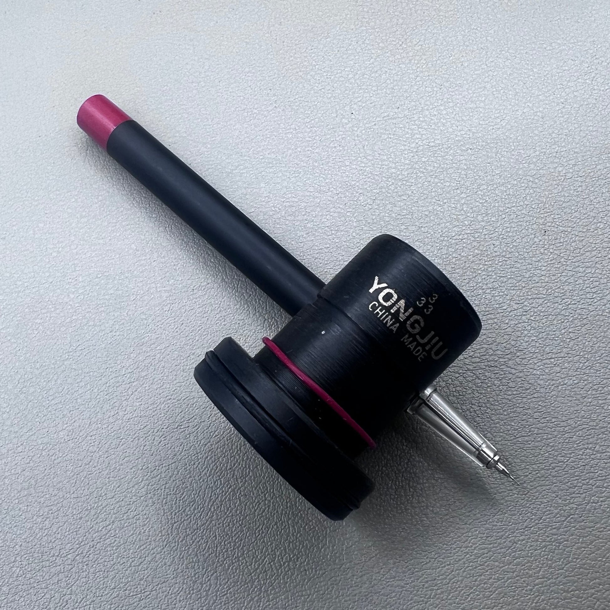 Automatic precision oiler by BG 7719-2A, ideal for watchmakers' intricate lubrication tasks.