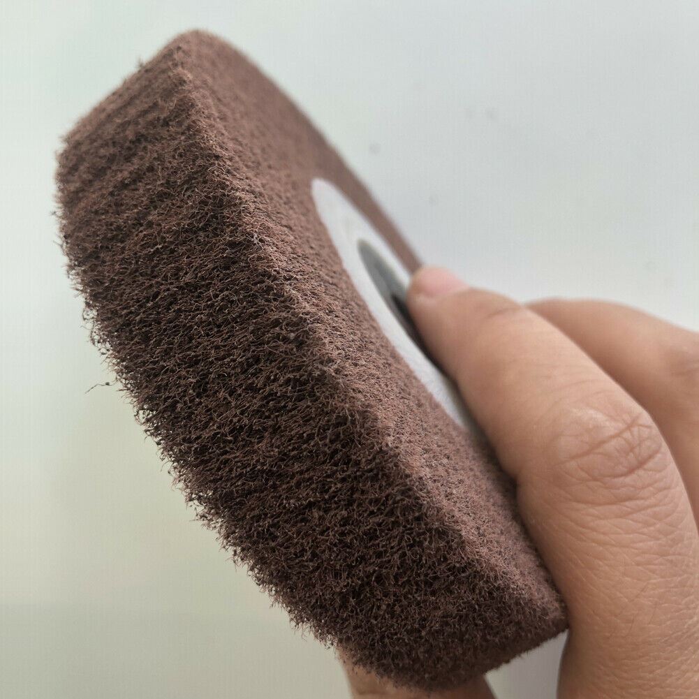 Bergeon 6085-F3 polishing brush with fine aluminum oxide grains for precise watch accessory care.