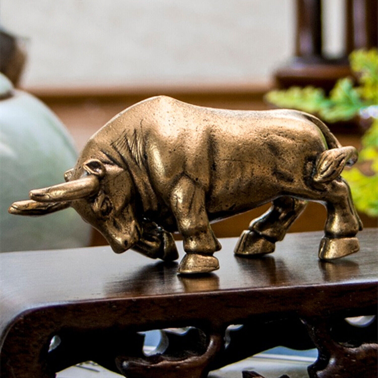 Copper golden fighting bull figurine, vintage hand-carved bronze trinket for collectors, 162g weight.