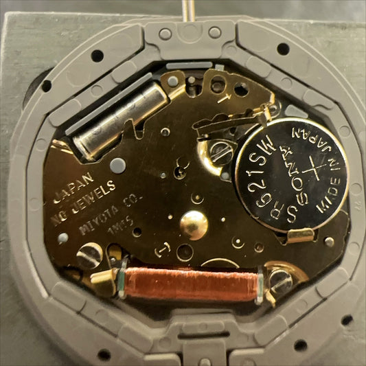 Japan Miyota 1M15 quartz watch movement with 2 hands and date at 6, for precise watch repair parts.
