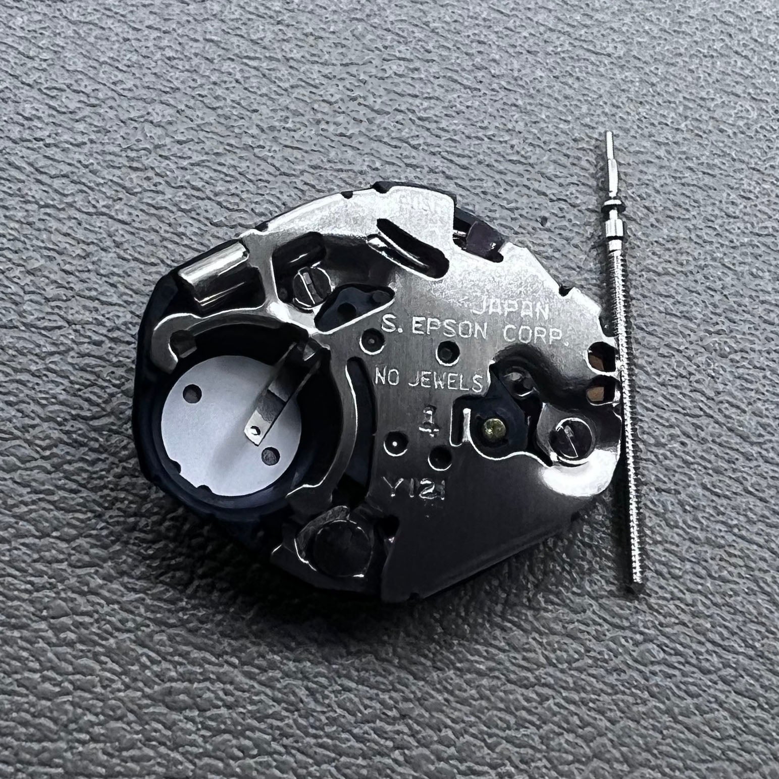 Japan Hattori Epson TMI Y121E quartz watch movement for precise timekeeping in wristwatches.