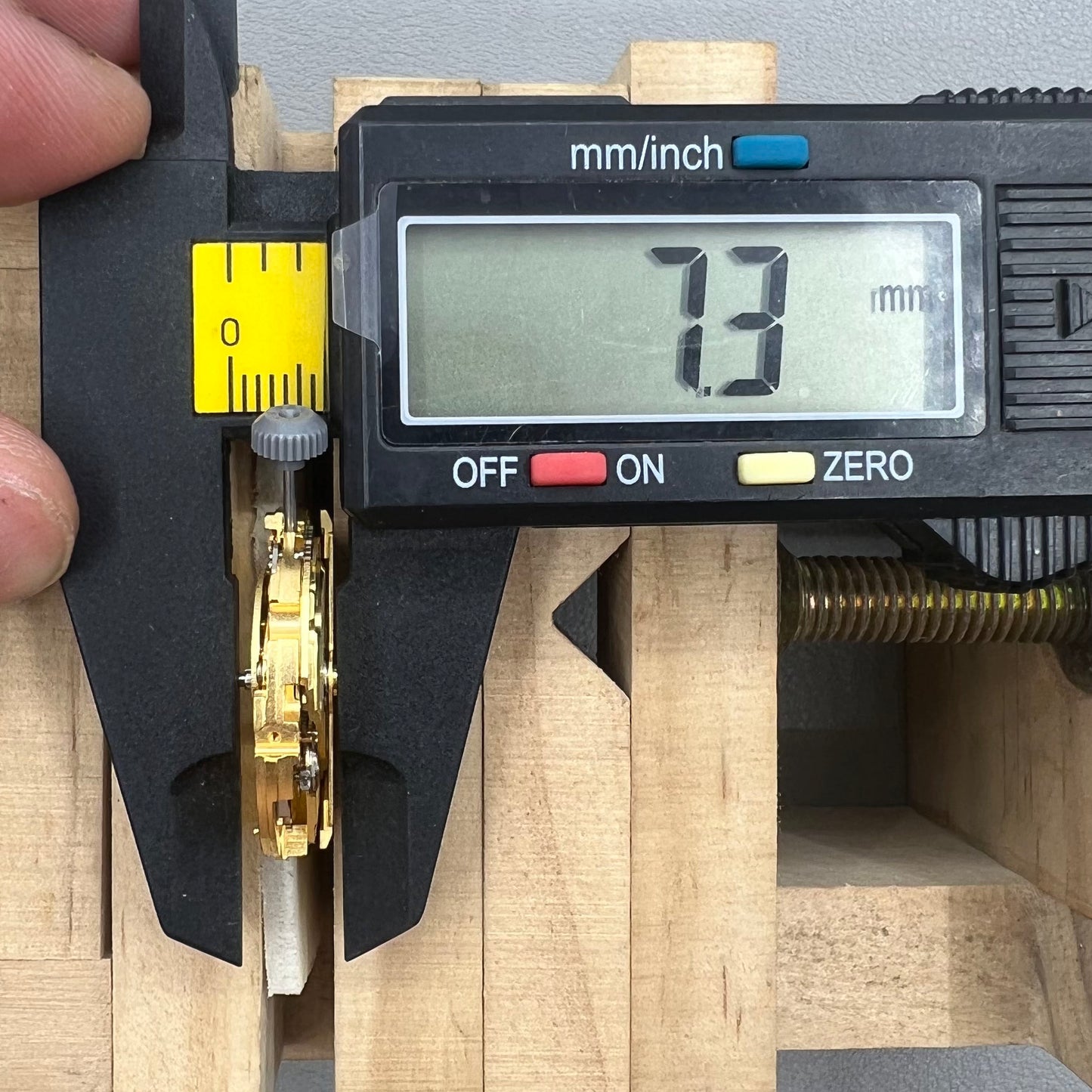 Golden plated Japan Miyota 82S7 automatic mechanical watch movement for precise timekeeping.