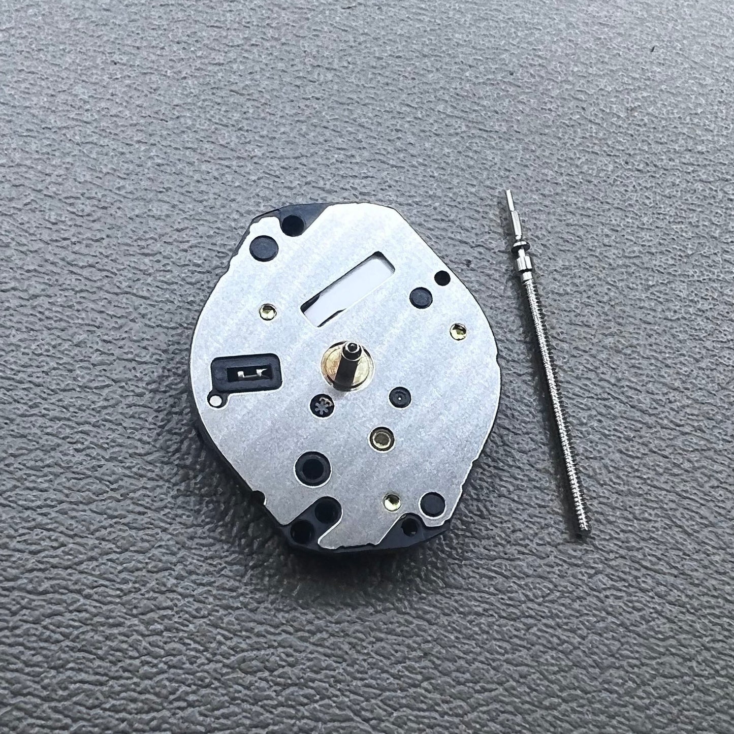 Japan Hattori Epson TMI Y121E quartz watch movement for precise timekeeping in wristwatches.