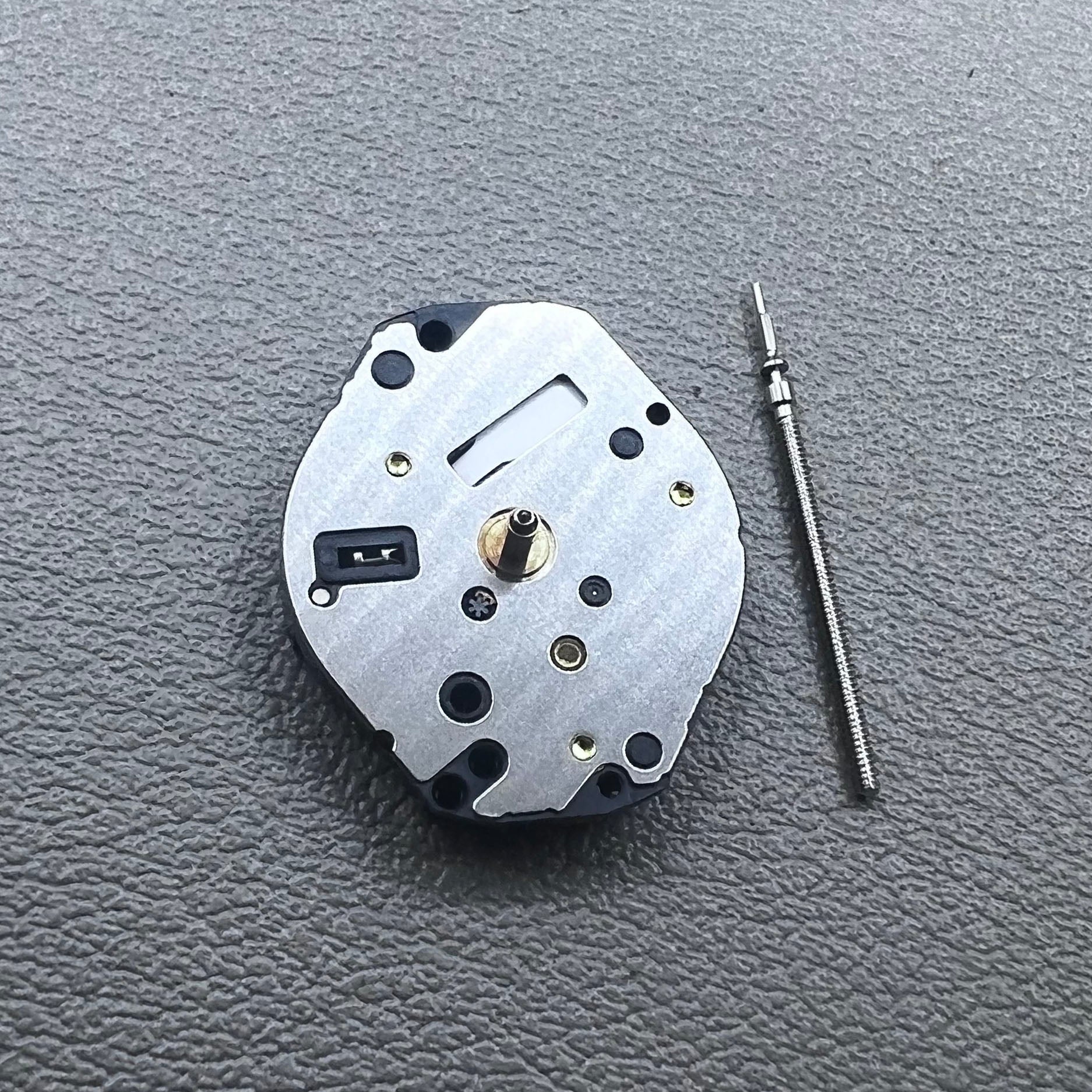 Japan Hattori Epson TMI Y121E quartz watch movement for precise timekeeping in wristwatches.