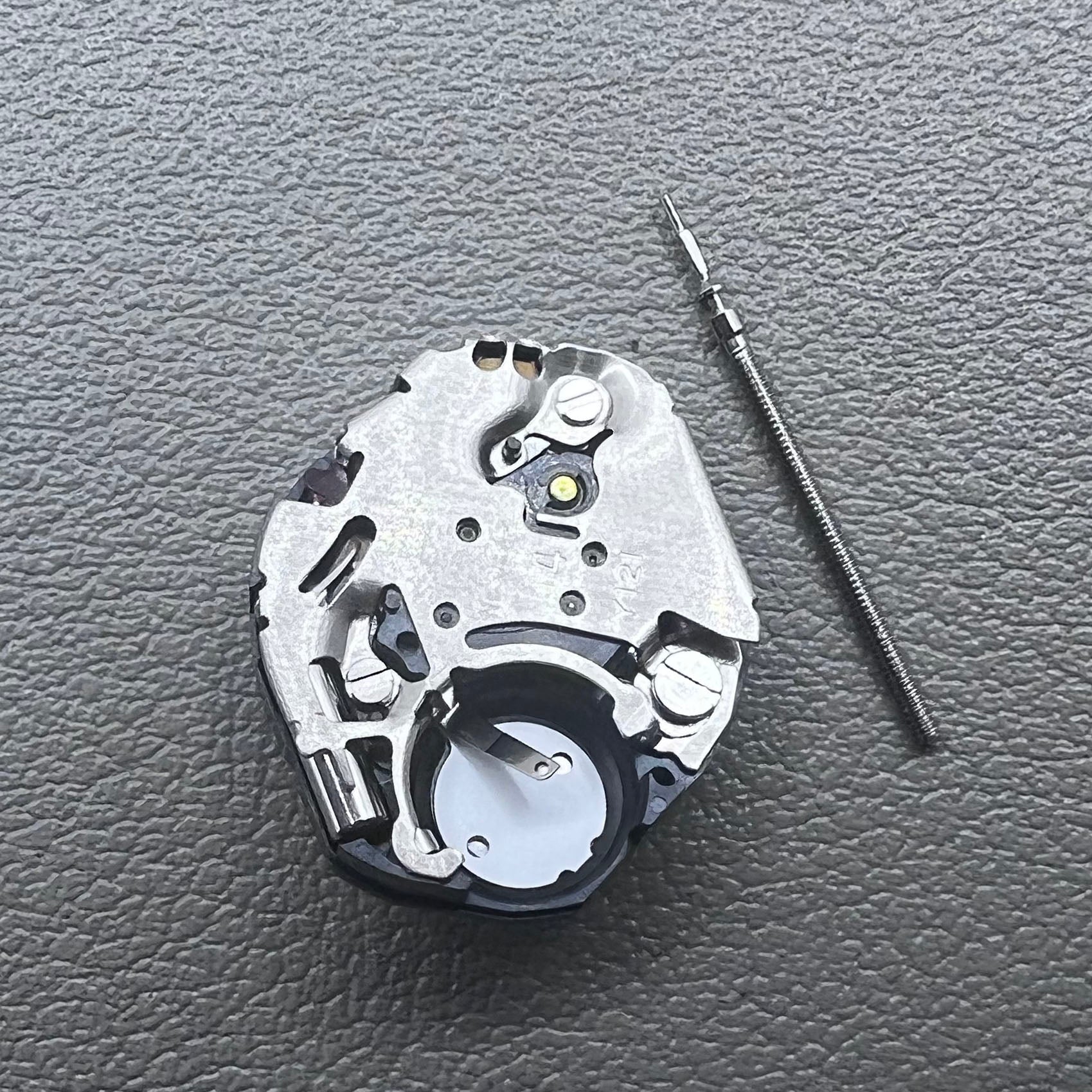 Japan Hattori Epson TMI Y121E quartz watch movement for precise timekeeping in wristwatches.