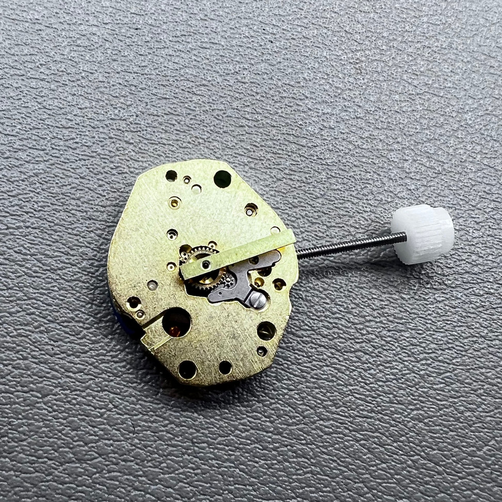 Swiss ETA 579.005 quartz watch movement with 3 hands, precise timekeeping by ETA brand.