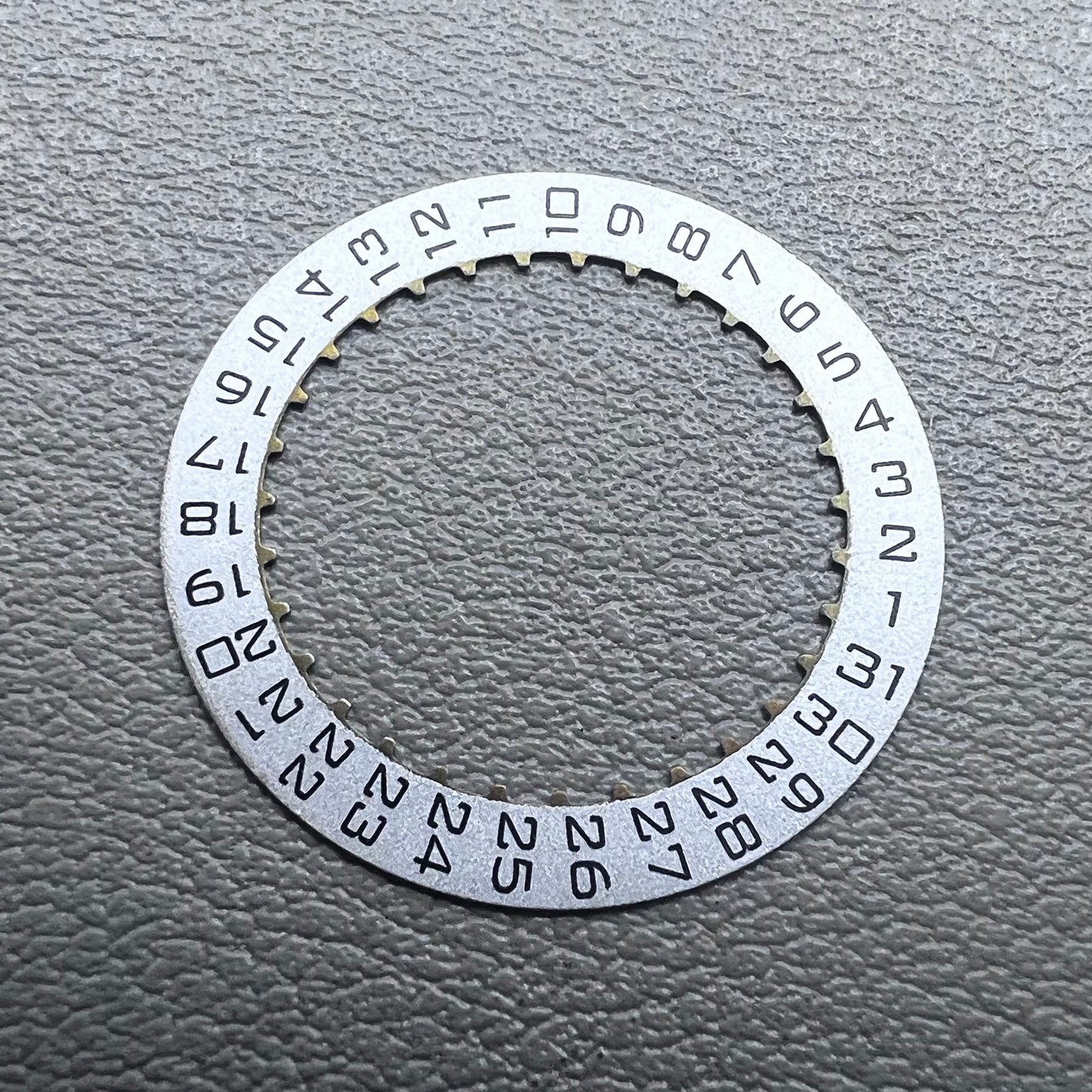 Men?s silver date disk for ETA2892 ETA2824 watch movement, date displayed at 3 o?clock.