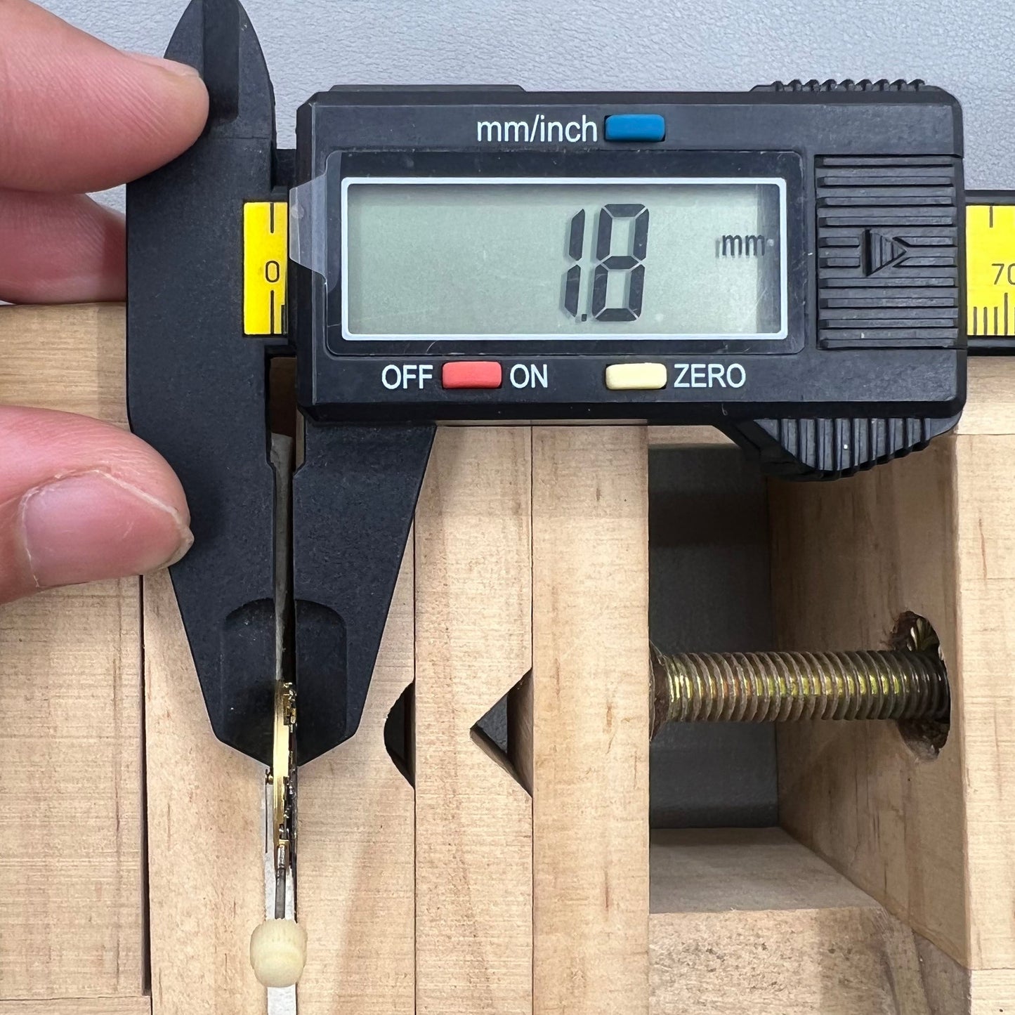 ETA 256 041 Schweizer Quarzwerk Uhr 2 Zeiger Schwarze Scheibe Datum 6 Uhr