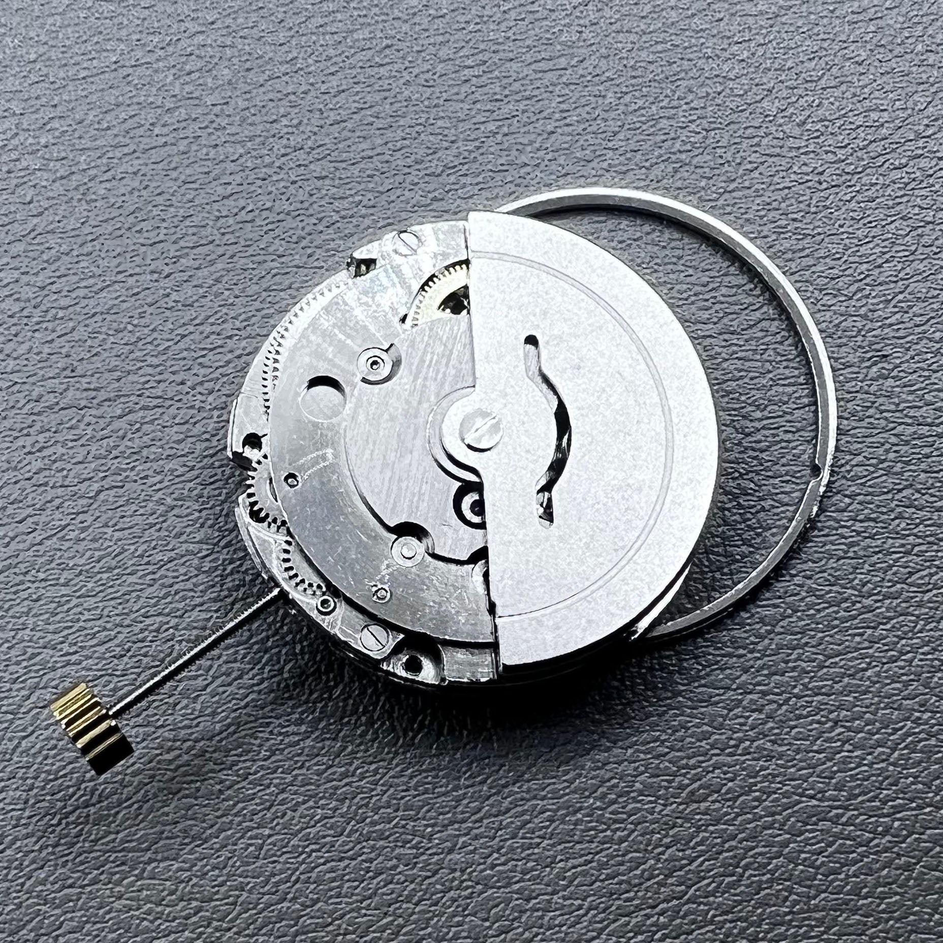 Silver GMT watch with mechanical movement, white dial, day-date calendar at 6 o?clock ? classic design for precise timekeeping.