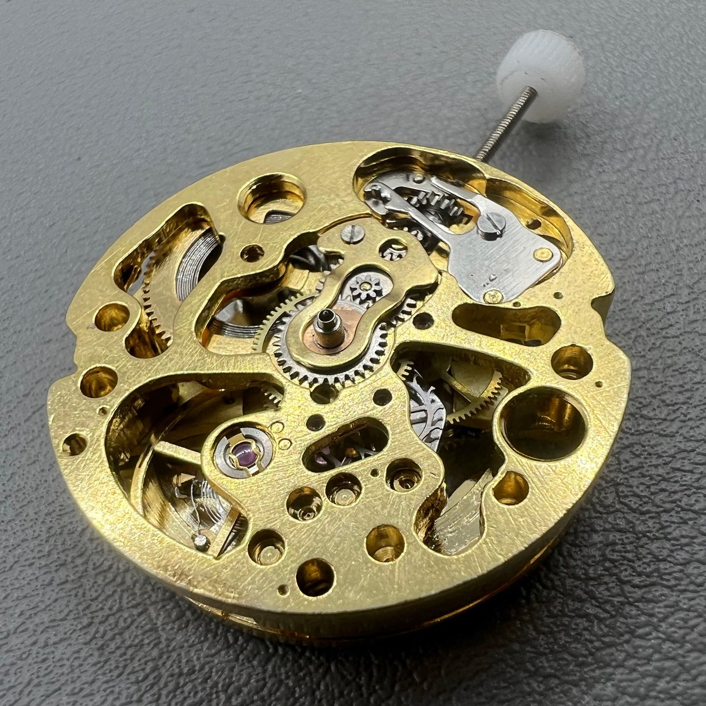 Mechanisches Automatikwerk 7120 mit goldenem Hohlschnitt, 26.5mm Durchmesser, f�r pr�zise Uhrwerkfunktionen.