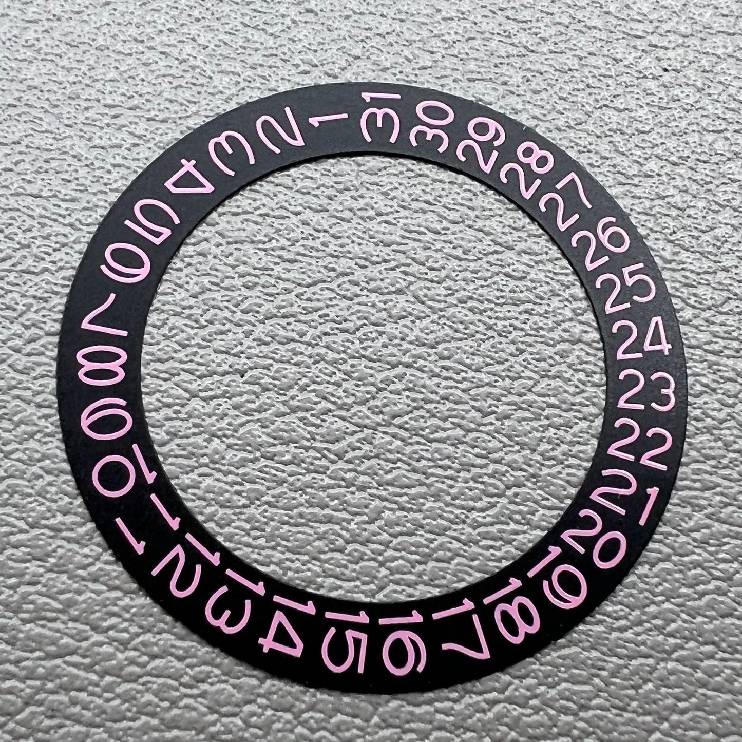 Light Pink Datumsscheibe Overlay for NH35 NH36 watch movement with black background, enhancing dial visibility.