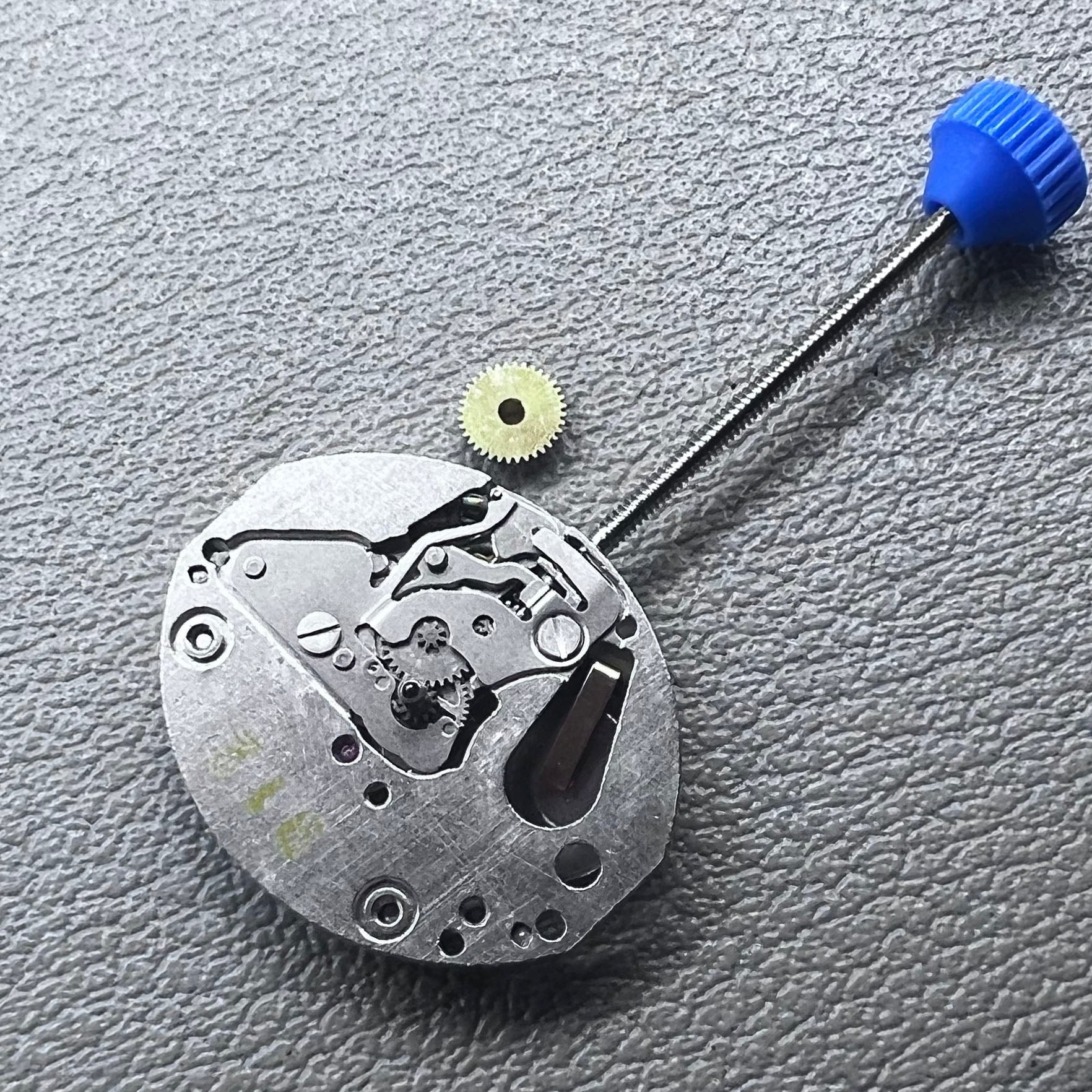 Replacement quartz watch movement ETA 978.002 with 2 hands, precision made in China for accurate timekeeping.