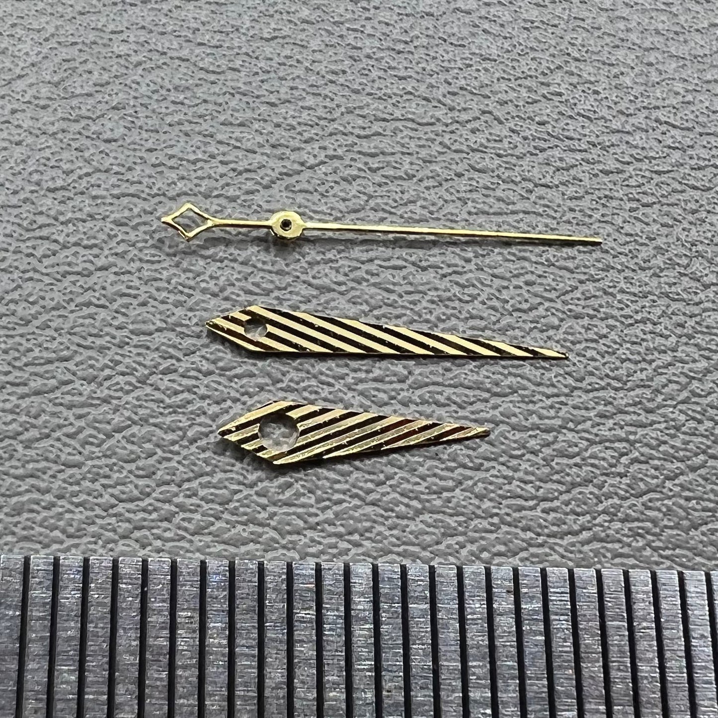 Ensemble d'aiguilles de montre dorées en sergé sans luminescence pour mouvement NH35 NH34 NH36 NH70