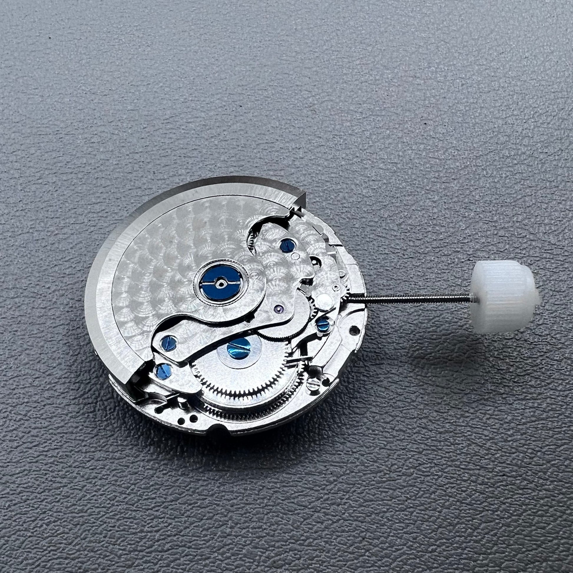 China 2813 8205 8215 automatic mechanical watch movement with single calendar feature for precise timekeeping.