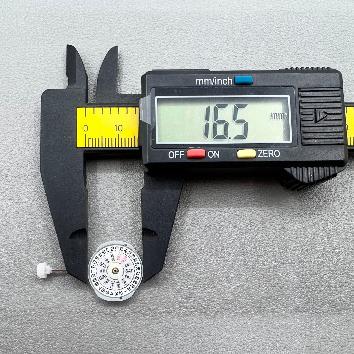 1. Sunon PE25 quartz watch movement featuring 3 hands and day-date display for precise timekeeping.  