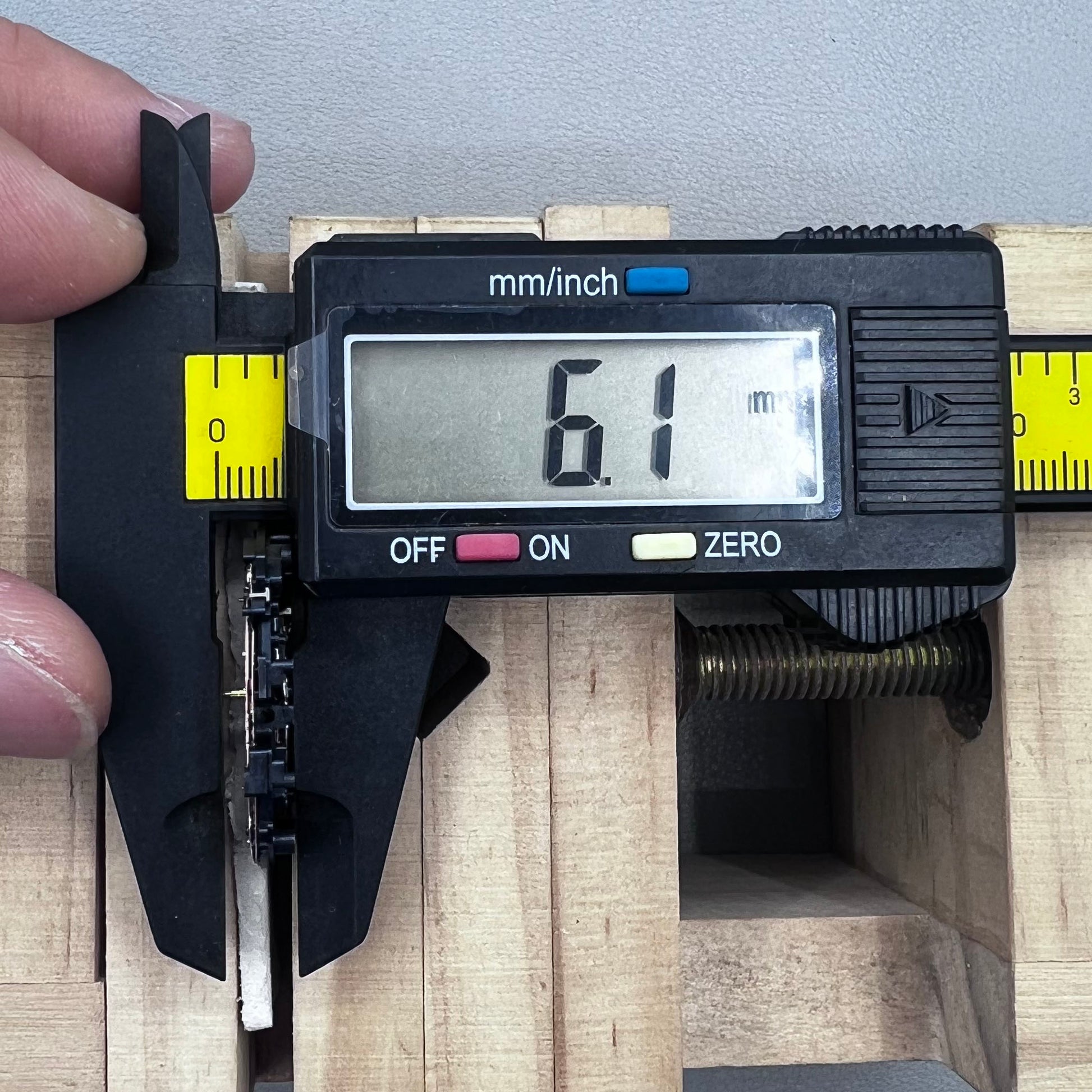 Japan VX7P VX7PE quartz movement watch part, precise timekeeping for watch accessories.