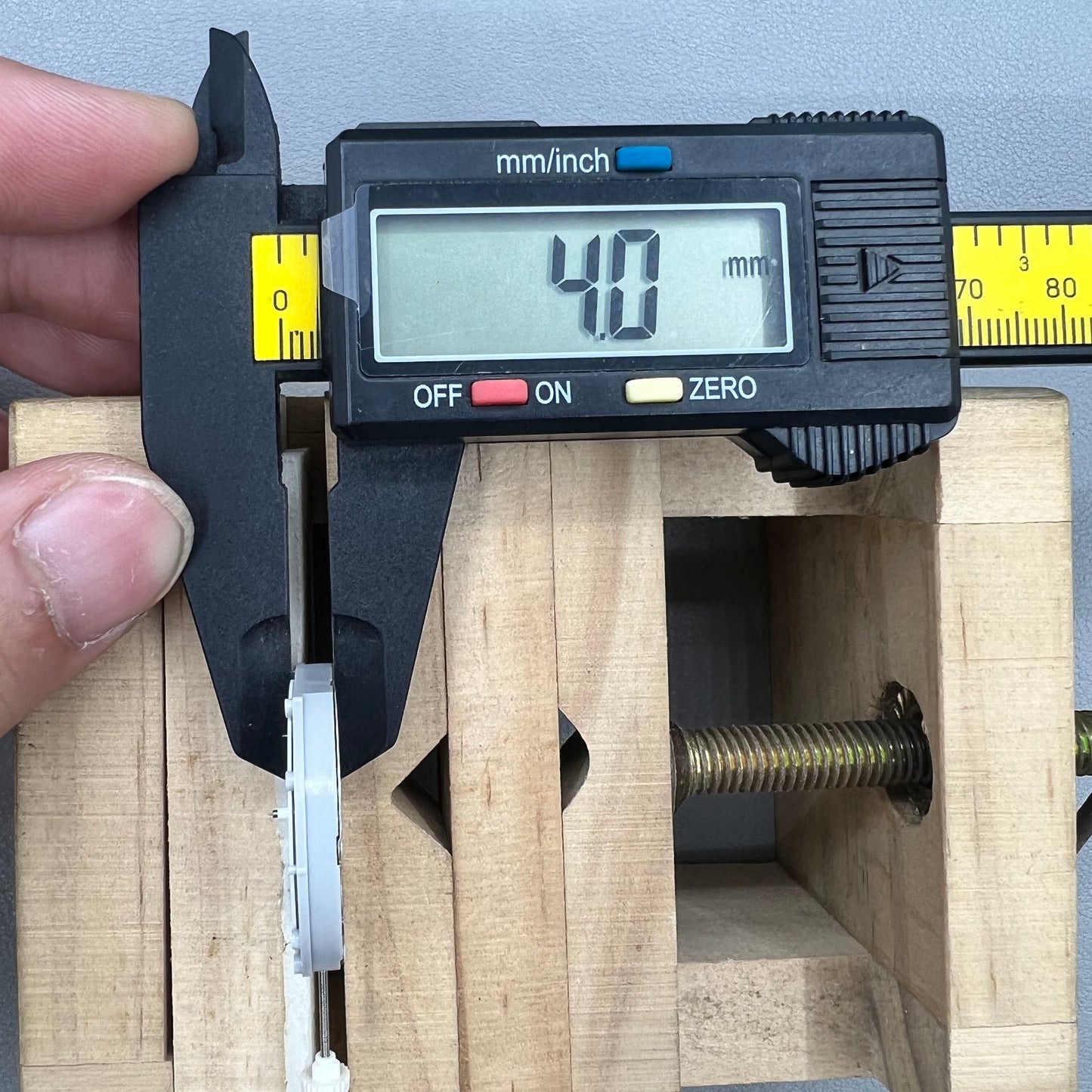 2 PIECES Sunon PE70 Quartz Watch Movement 3 Hands with 3 Eyes Date@3