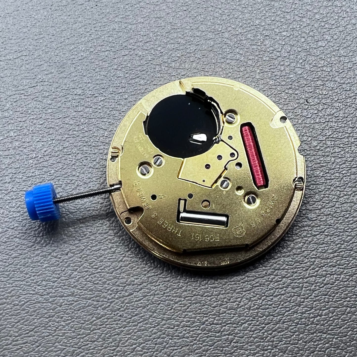 Swiss ETA F06.161 quartz watch movement with white dial, 3 hands, and date at 3 o?clock for precise timekeeping.