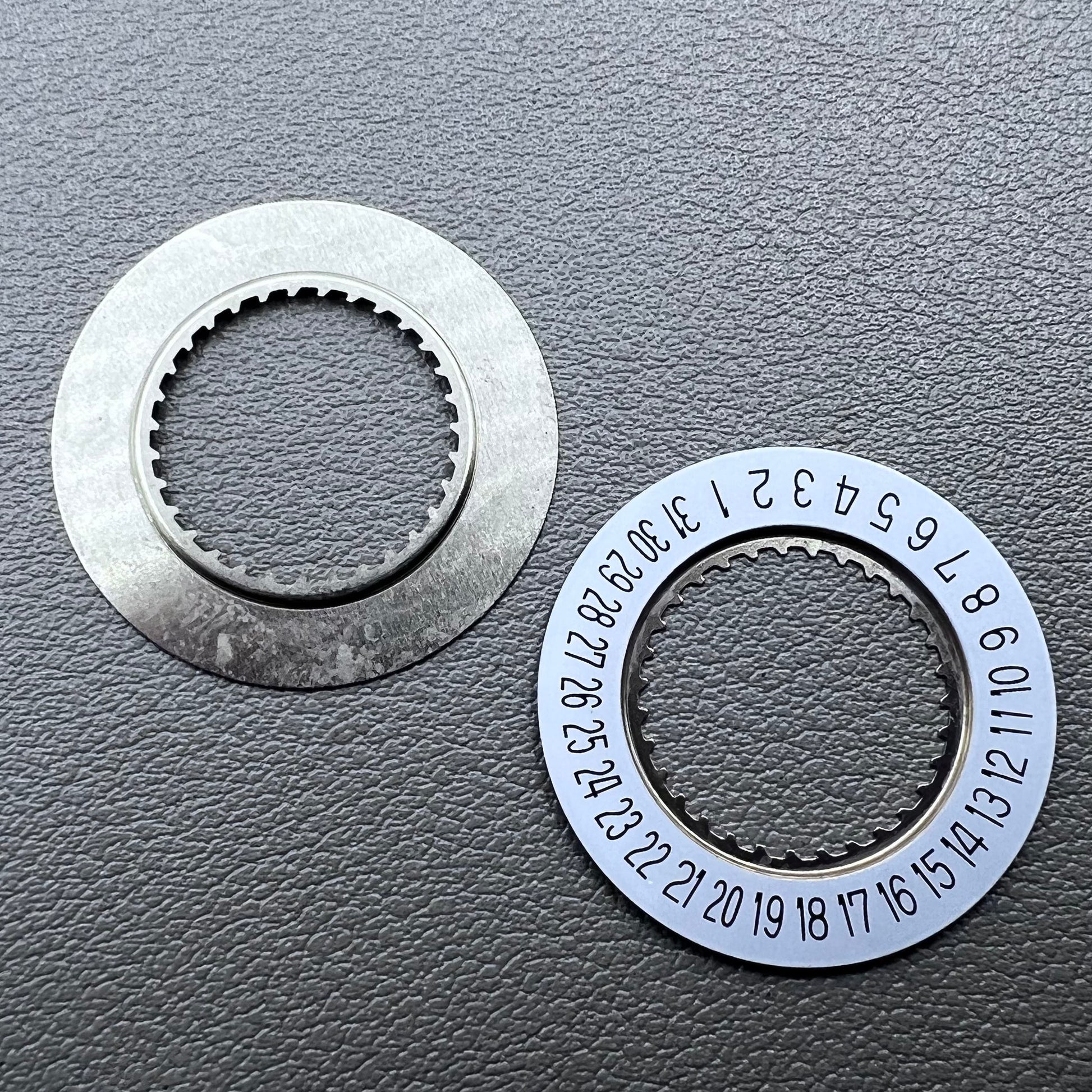 White date disk wheel for Ronda 5040D/5030D watch movement, date at 6 o'clock, 2-piece set.