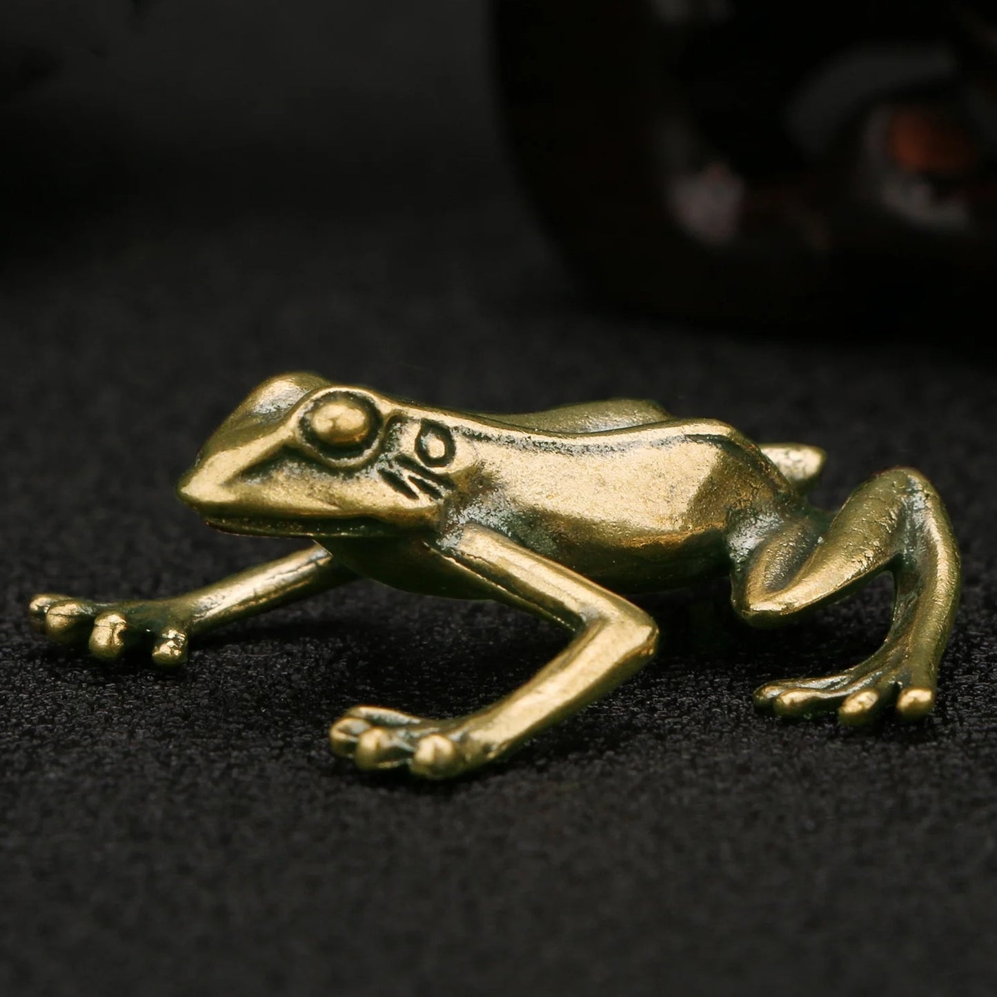 Hand-carved vintage solid copper mini frog trinket, perfect watch accessory decor.