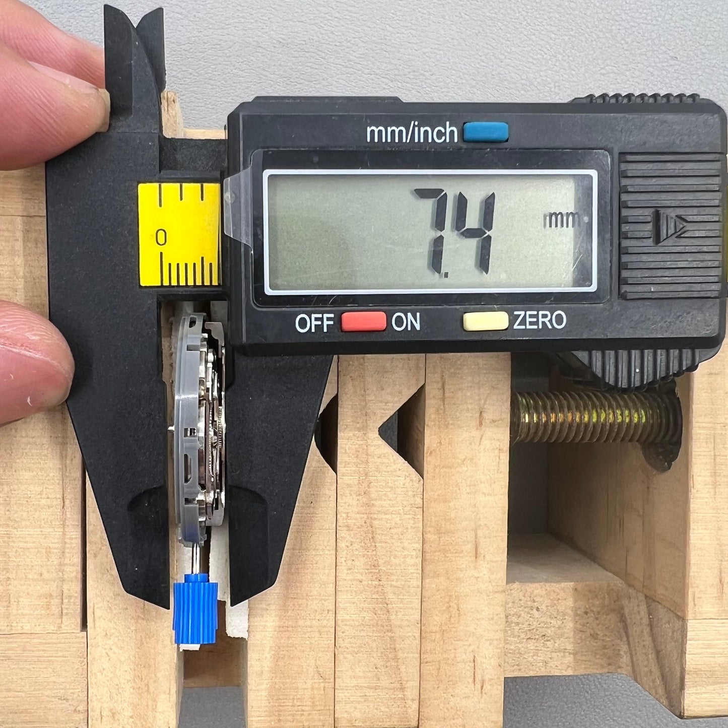 Automatisches mechanisches Uhrwerk Japan NH36 Datumsanzeige Krone bei 3.8