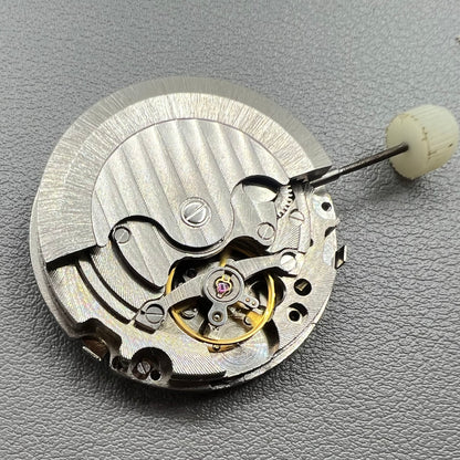 1. ?Multifunctional automatic mechanical watch showing moon phase?  