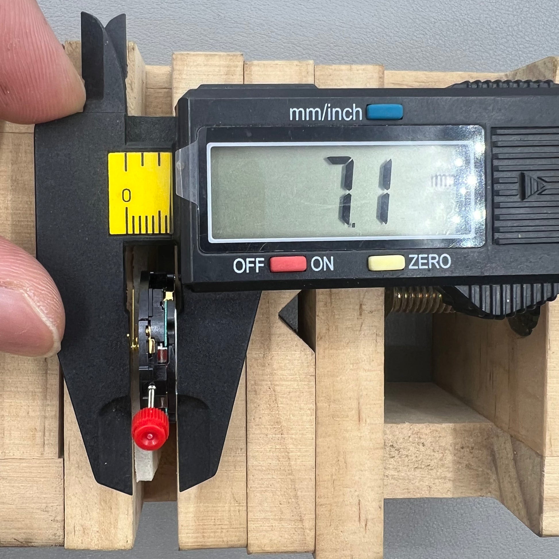 Swiss ETA G15.212 quartz watch movement with date display at 6 o'clock, replacement for G15.211.