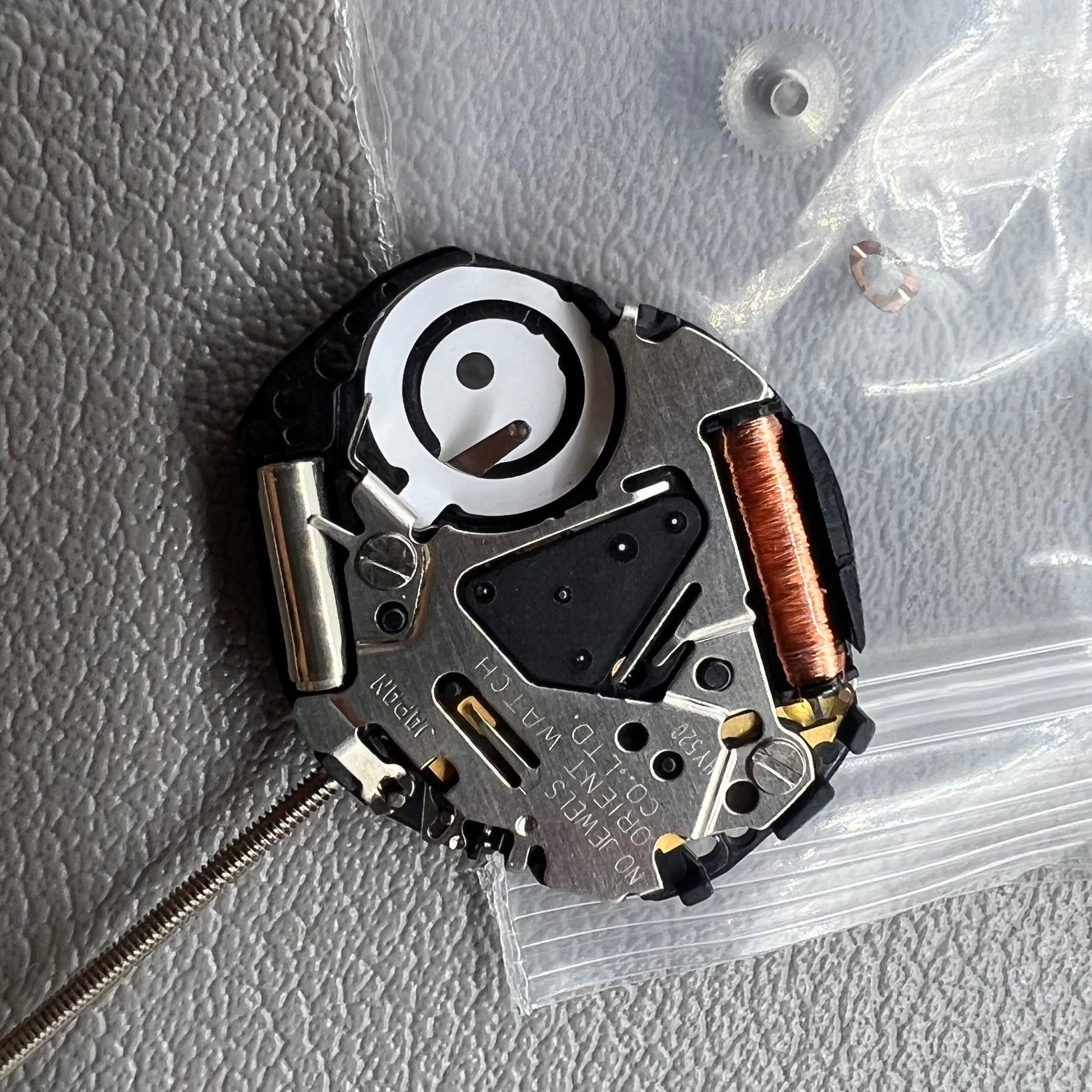 Orient Quarzwerk HY520 watch movement with 3 hands, no calendar, no jewels for precise timekeeping