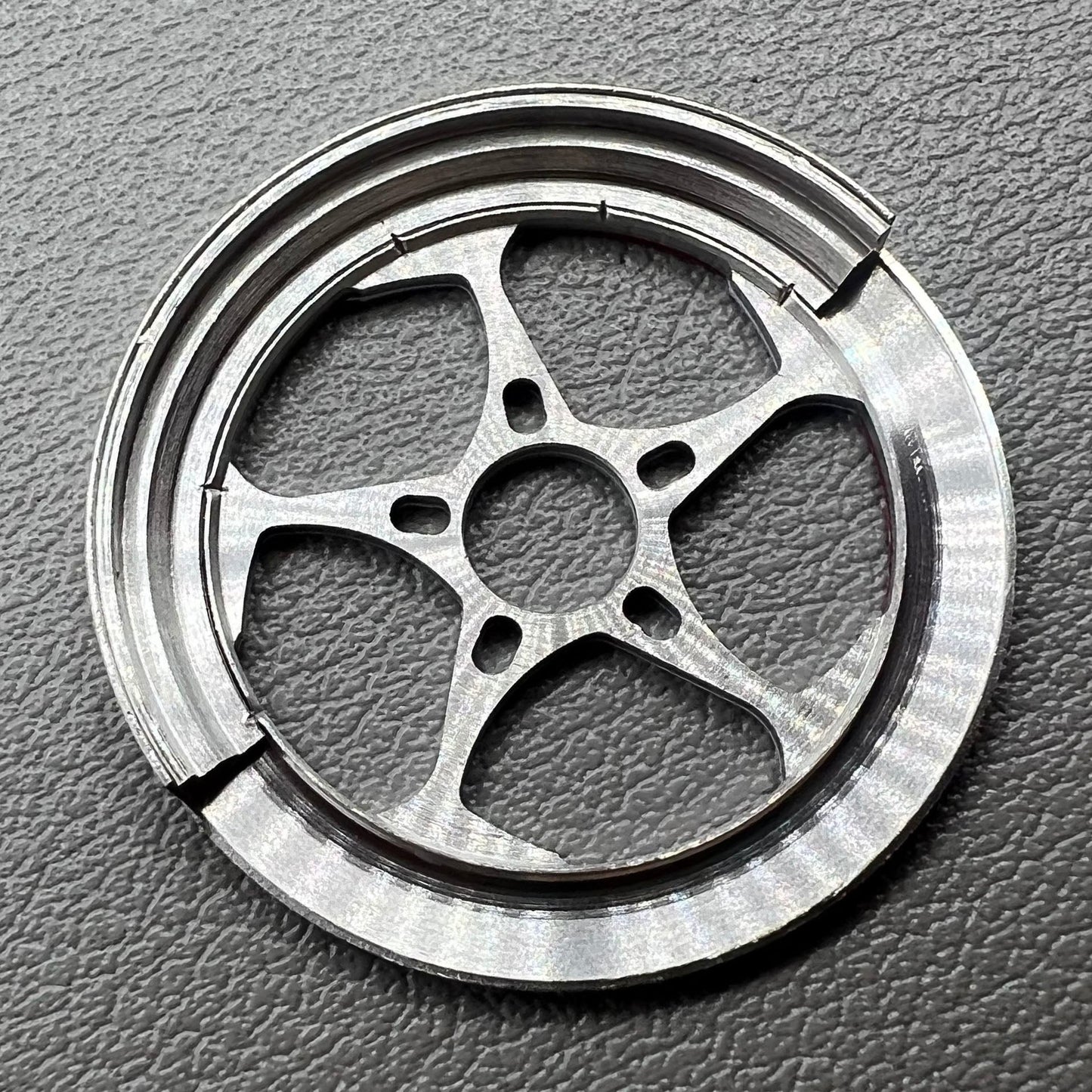 Roter wei�er oszillierender Rotor f�r NH36 Uhrwerke, kompatibel mit NH34, NH35 Modellen, hochwertig und pr�zise.