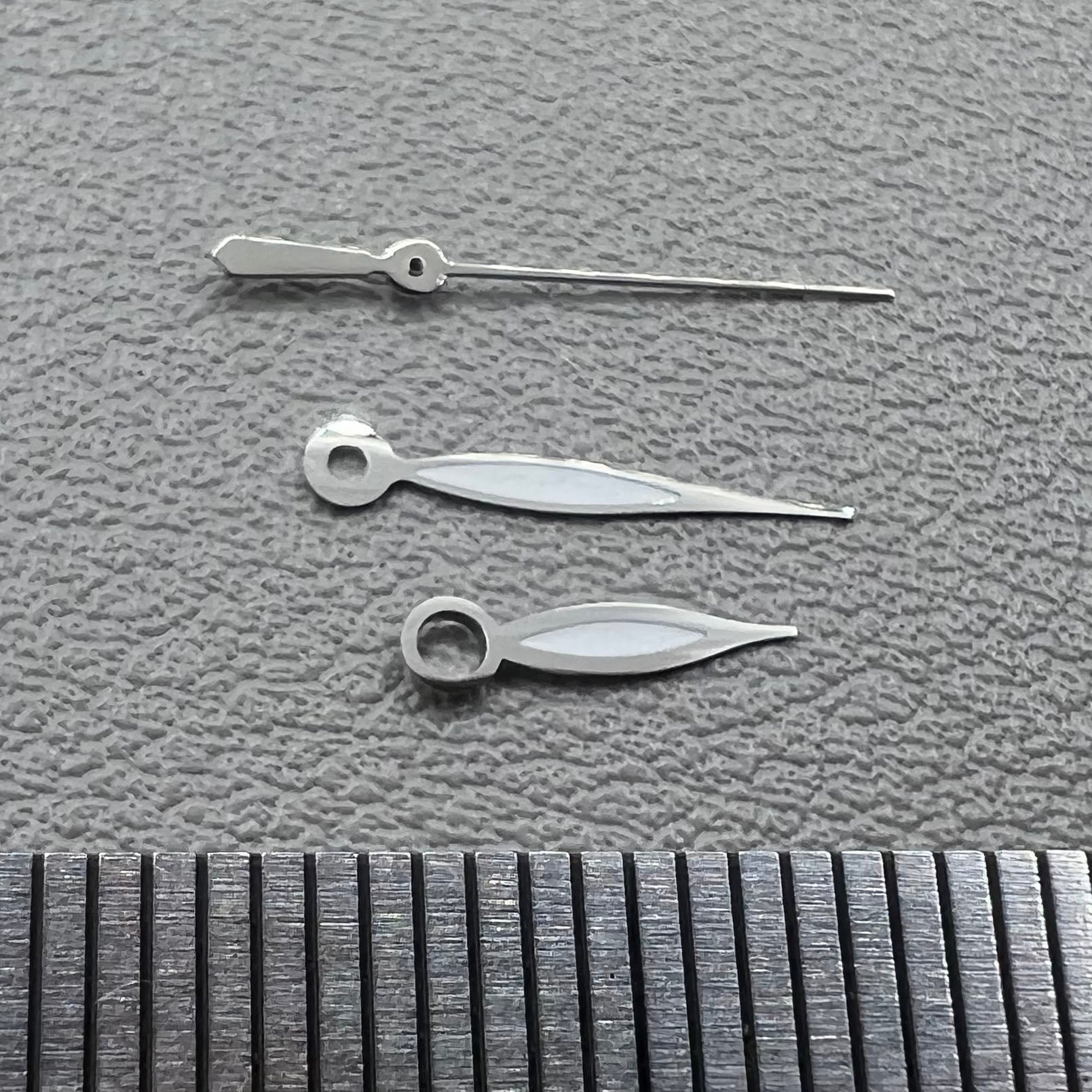 Green lume leaf-shaped watch hands with silver trim, compatible with NH35 NH36 7S26 NH70 NH72 movements.