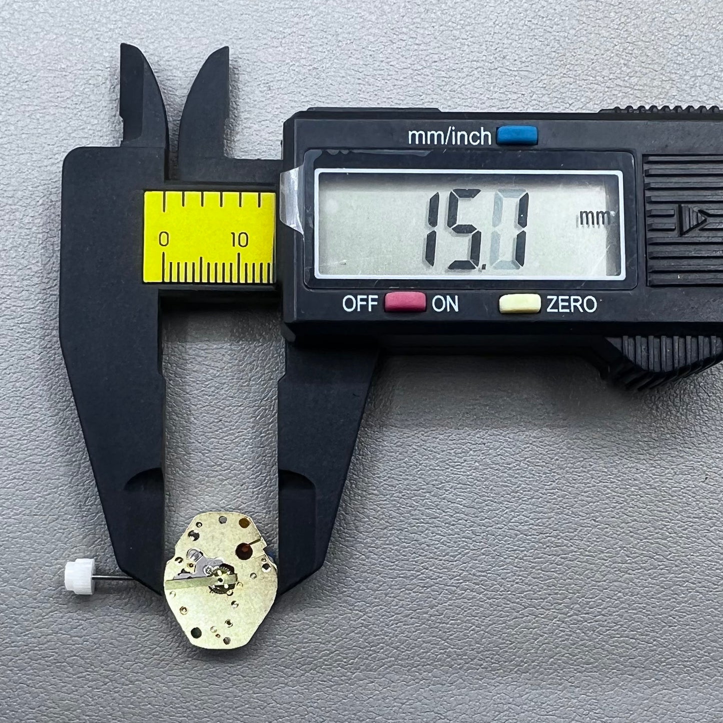 Swiss ETA 579.005 quartz watch movement with 3 hands, precise timekeeping by ETA brand.