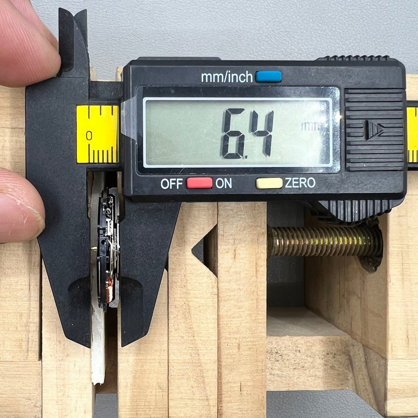 Seiko Japan 5M82A quartz watch movement for precise timekeeping and reliability.