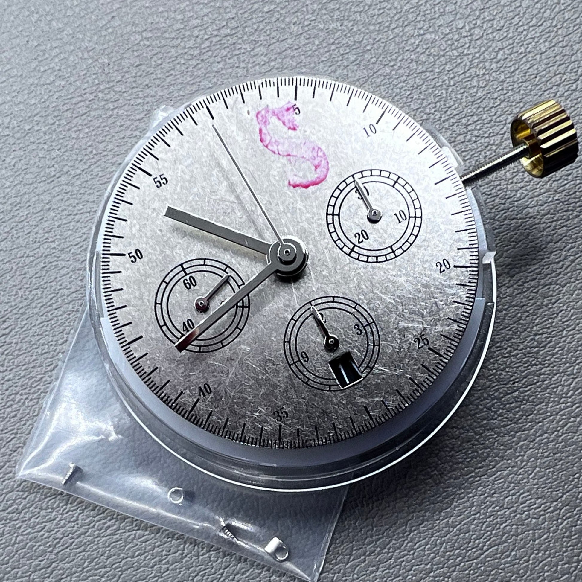 China 7750 automatic mechanical movement with single calendar at 6 o'clock, precision watch accessory.