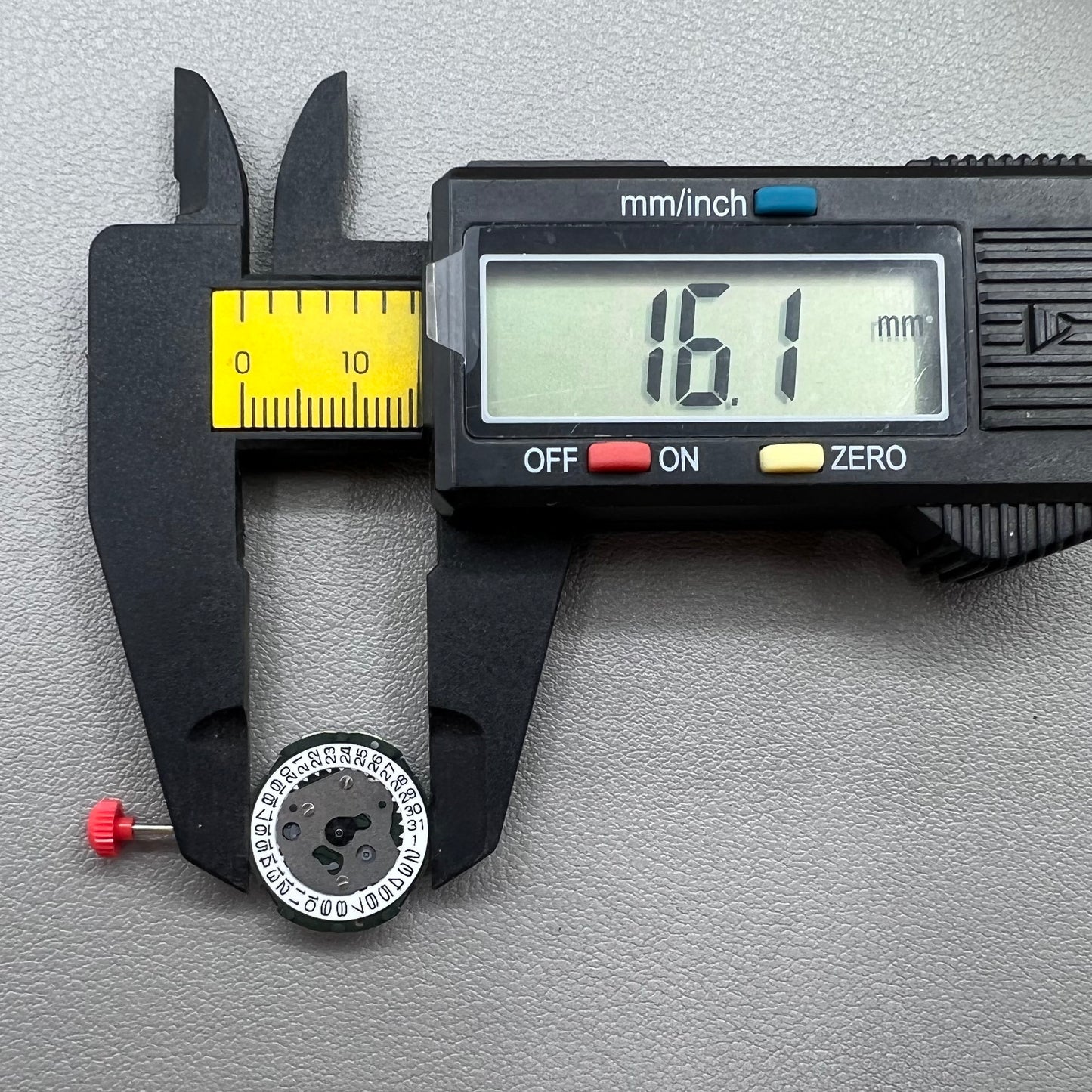 Japan Miyota 2015 quartz watch movement with date display at 3 o?clock, precise timekeeping accessory.