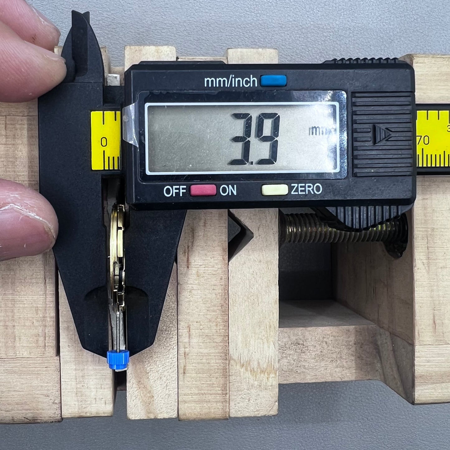 Swiss ETA F05.111 Quartz watch movement, 3 hands with date at 3 o'clock, precision timekeeping