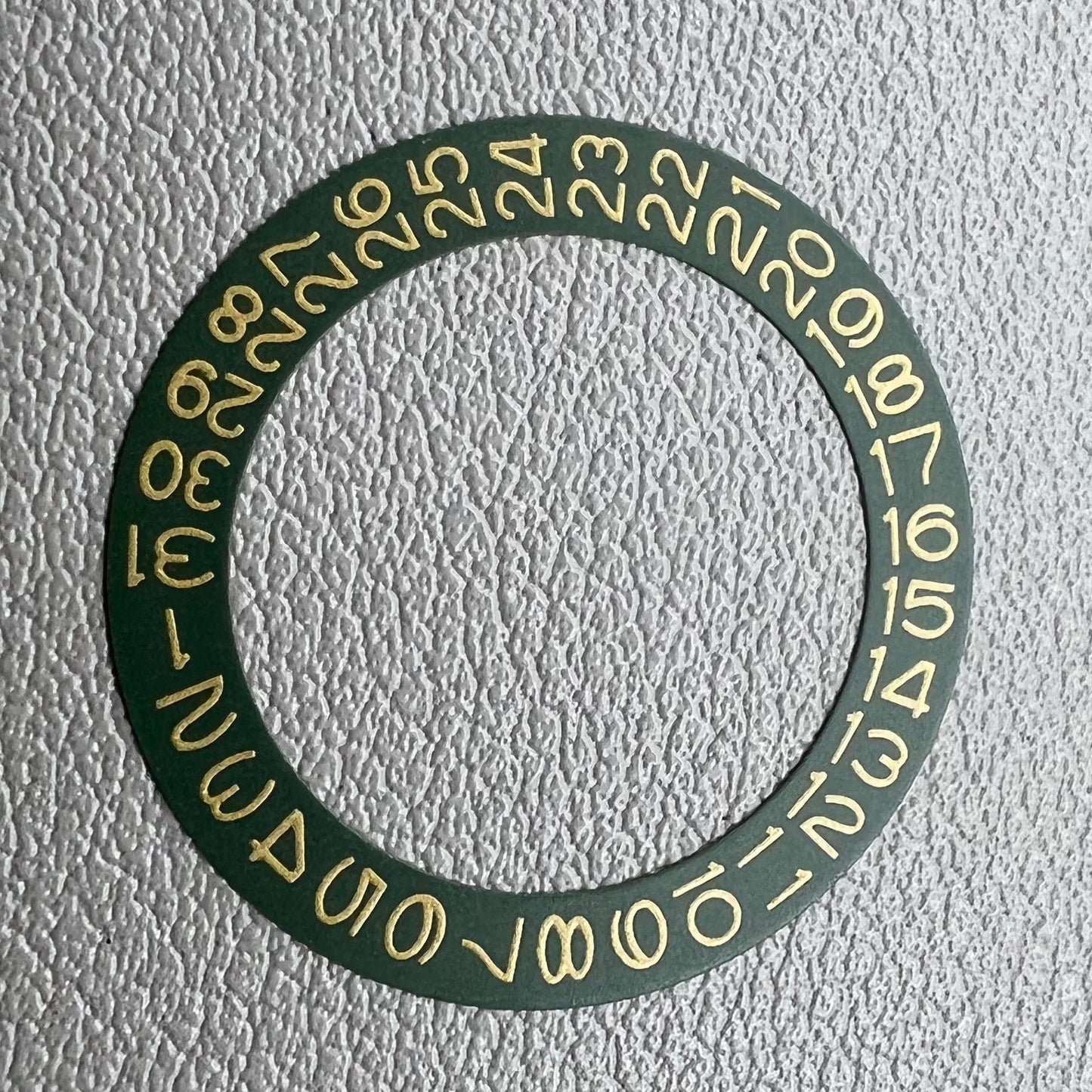 Dunkelgrüner Hintergrund Jägerdatum Anzeige Flachsgelbe Schrift Miyota NH35 NH36