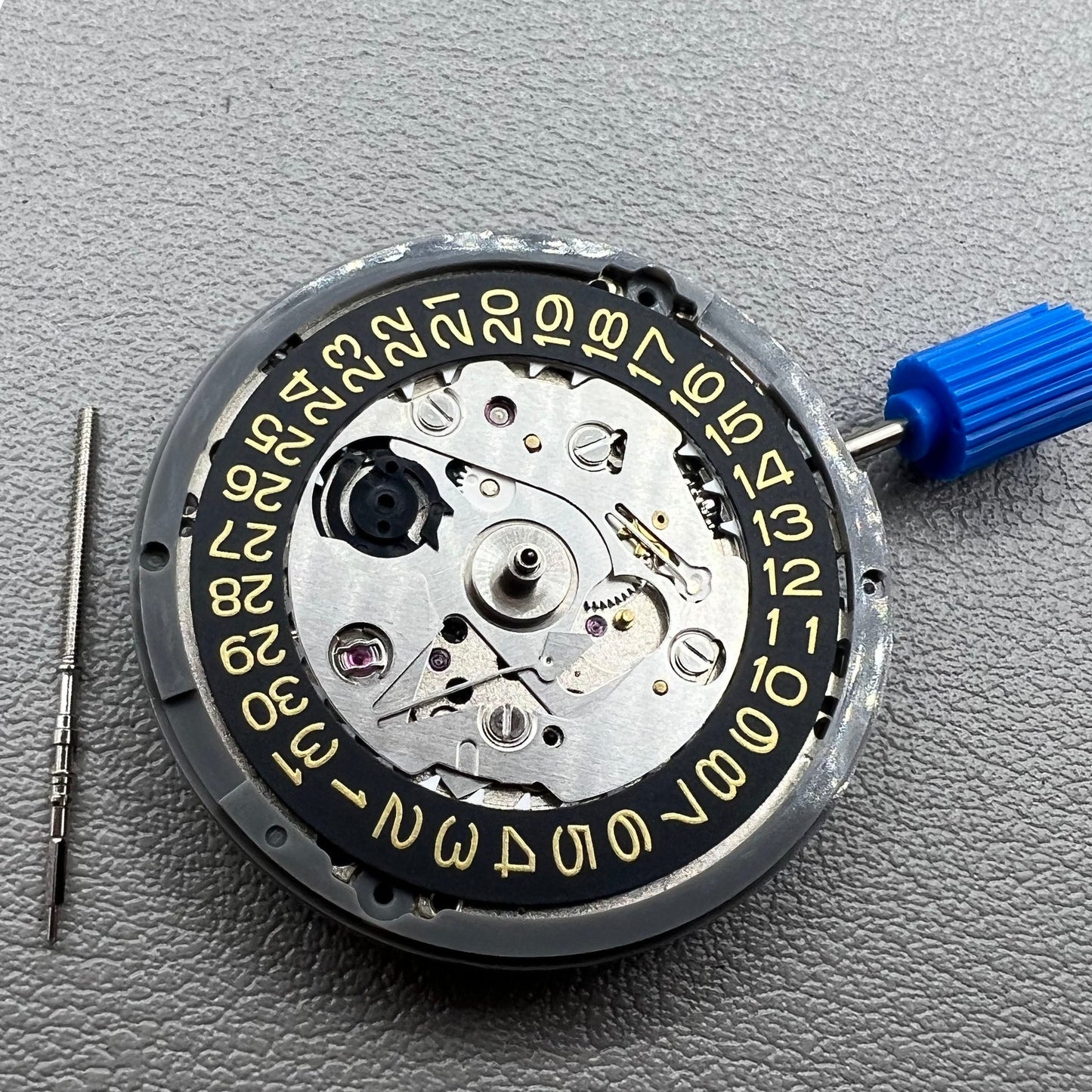 Japan NH35A Automatikwerk Uhr mit goldener Datumsscheibe und SKX007 Krone bei 38mm Geh�use