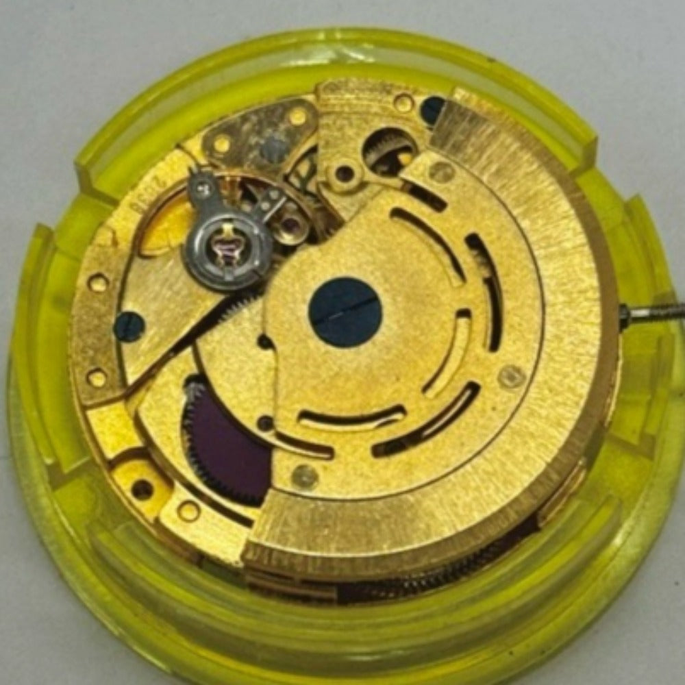 China Made 8205 2813 mechanical watch movement with single calendar and red date wheel for precision timekeeping.