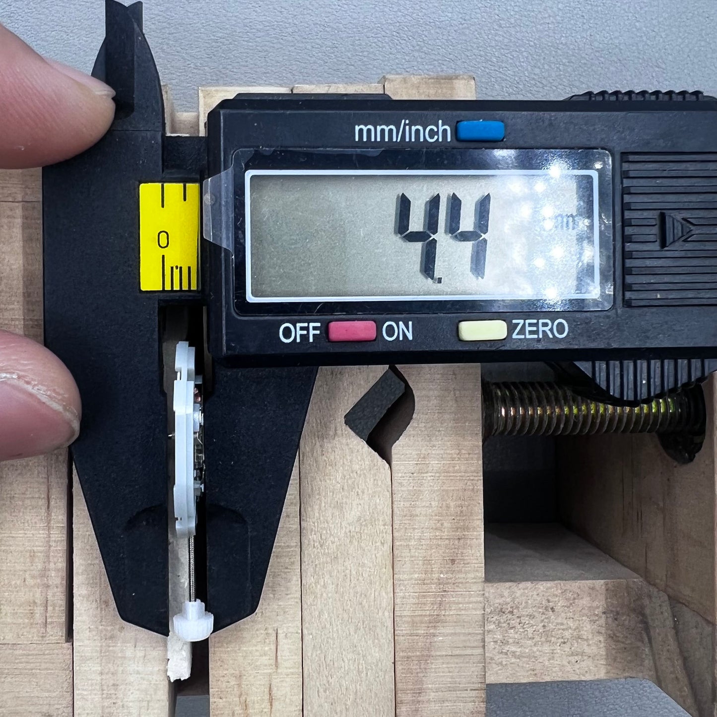 Sunon PE28 Quartz Movement 3 Hands Day Date Movement