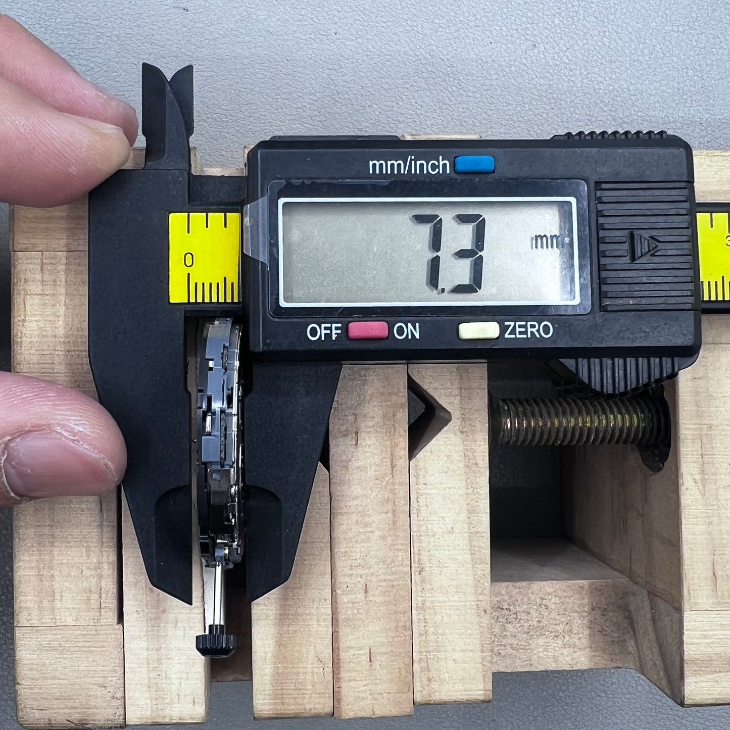 Japan Miyota 6S21 quartz watch movement with date display at 3 o'clock for precise timekeeping