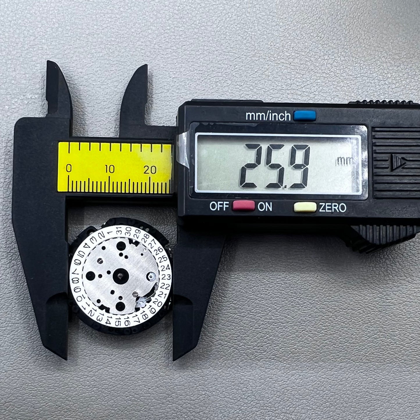 Hattori Epson TMI VD53 VD53C Watch Quartz Movement 3 Hands Date@3
