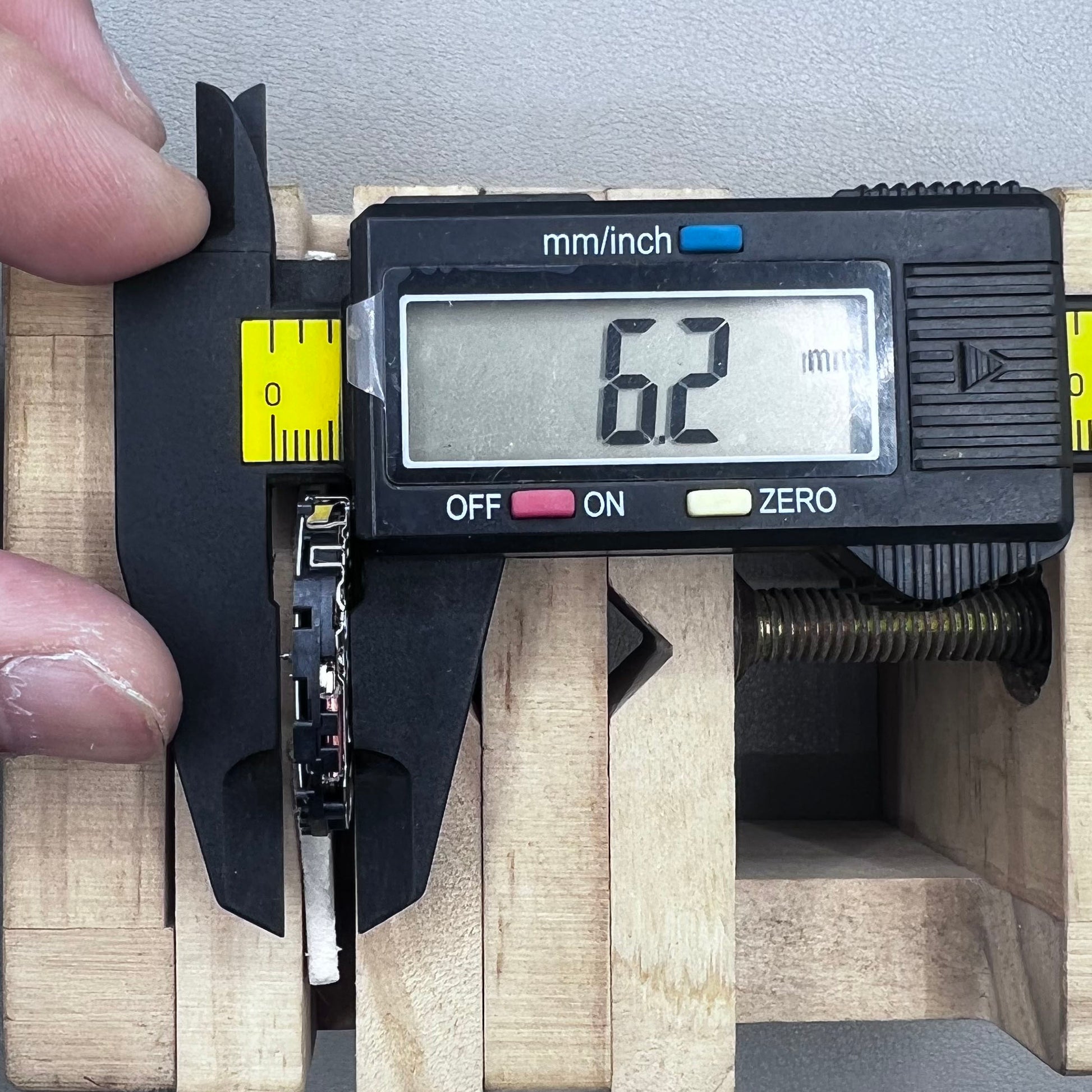 Japan Hattori Epson TMI VR34 quartz watch movement for precise timekeeping in accessories.