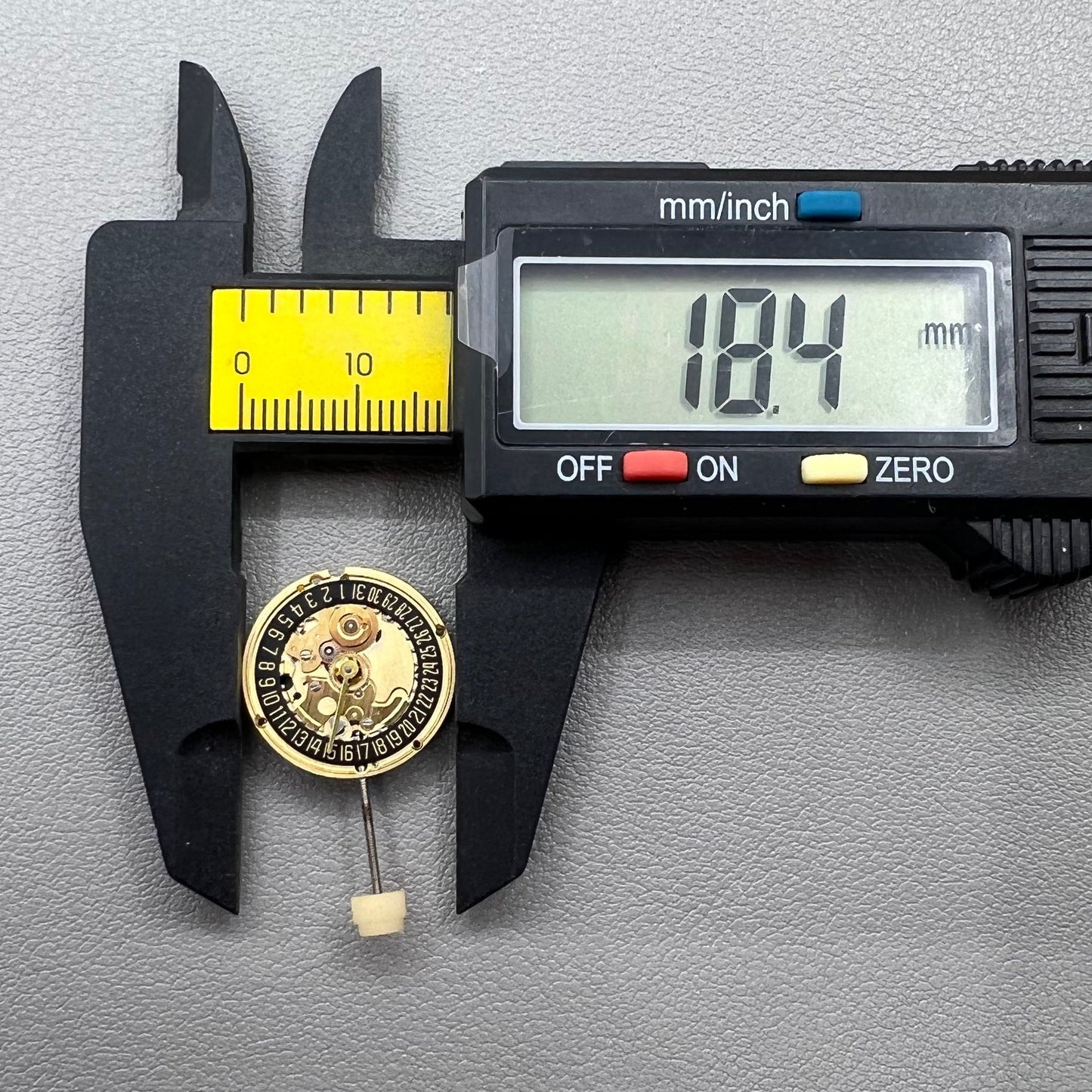 ETA 256 041 Schweizer Quarzwerk Uhr 2 Zeiger Schwarze Scheibe Datum 6 Uhr