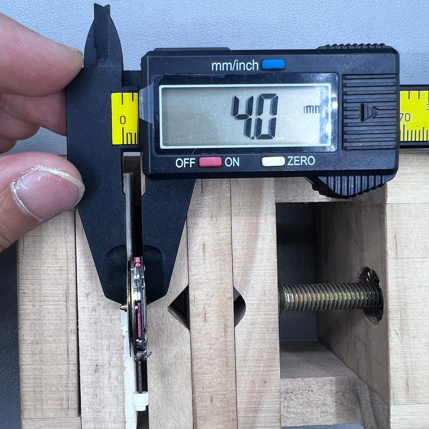 Swiss ISA 8176A 8176-1990 White Dial Watch Quartz Movement