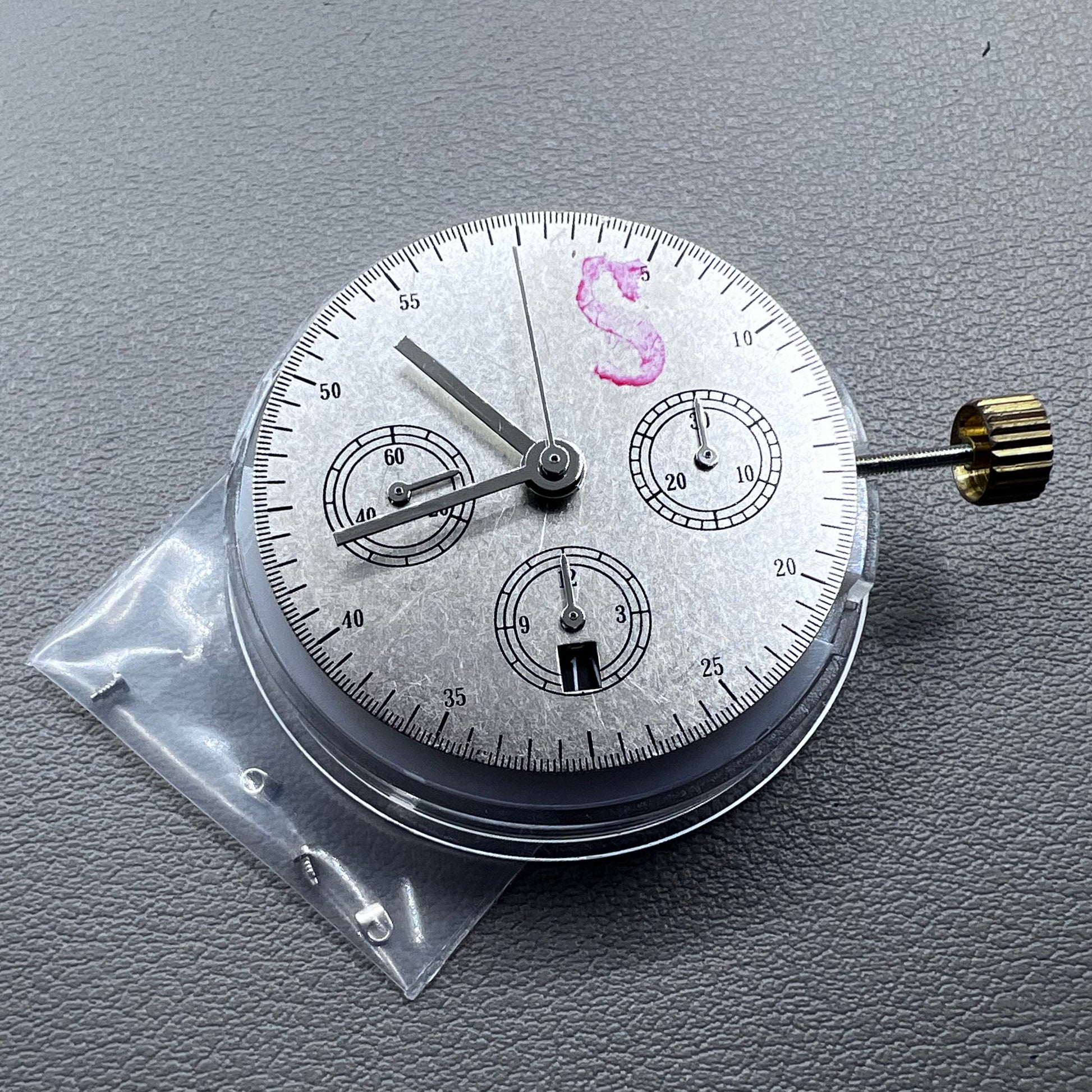 China 7750 automatic mechanical movement with single calendar at 6 o'clock, precision watch accessory.