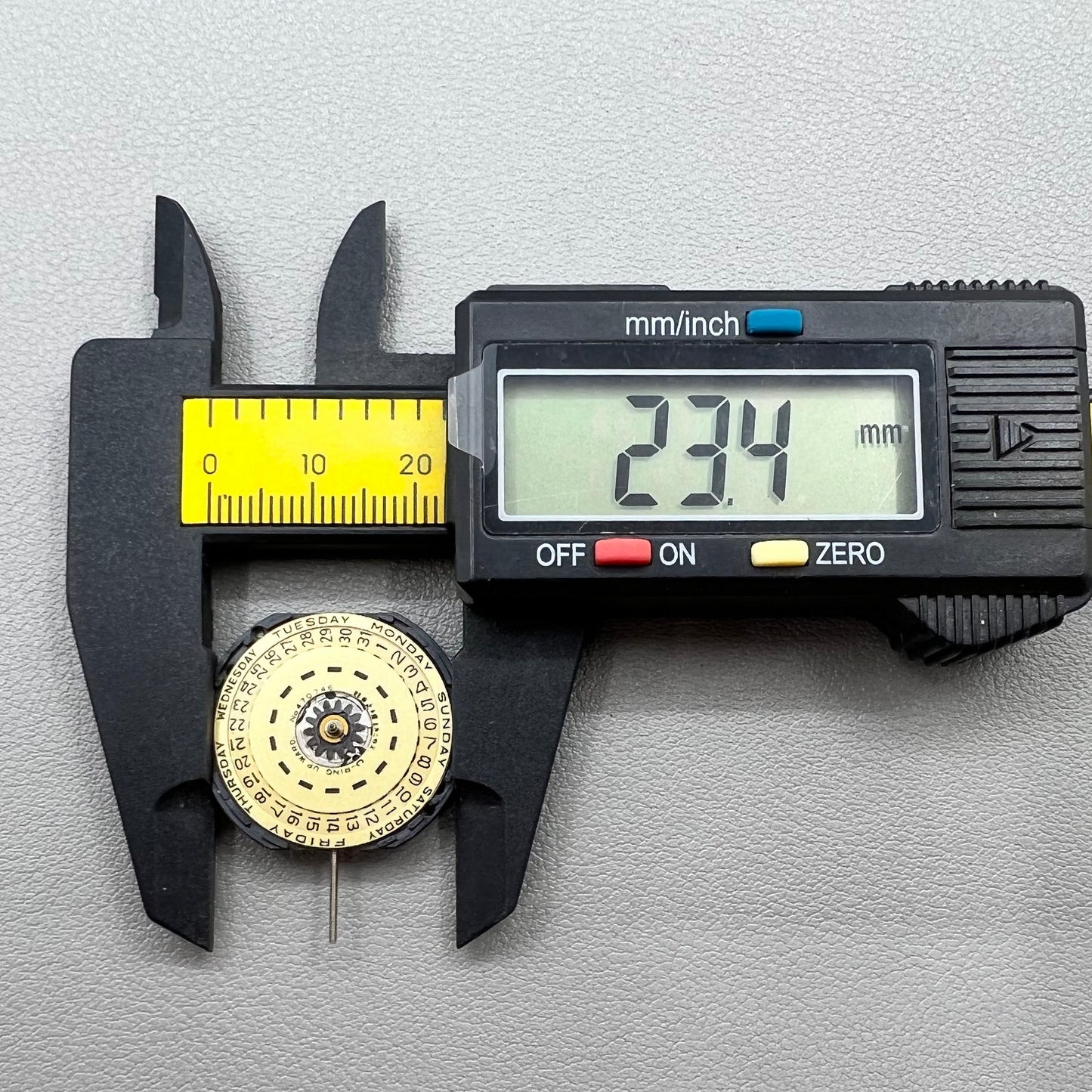 YL44A Quartz watch movement with double calendar and 3 hands, branded for precise timekeeping.
